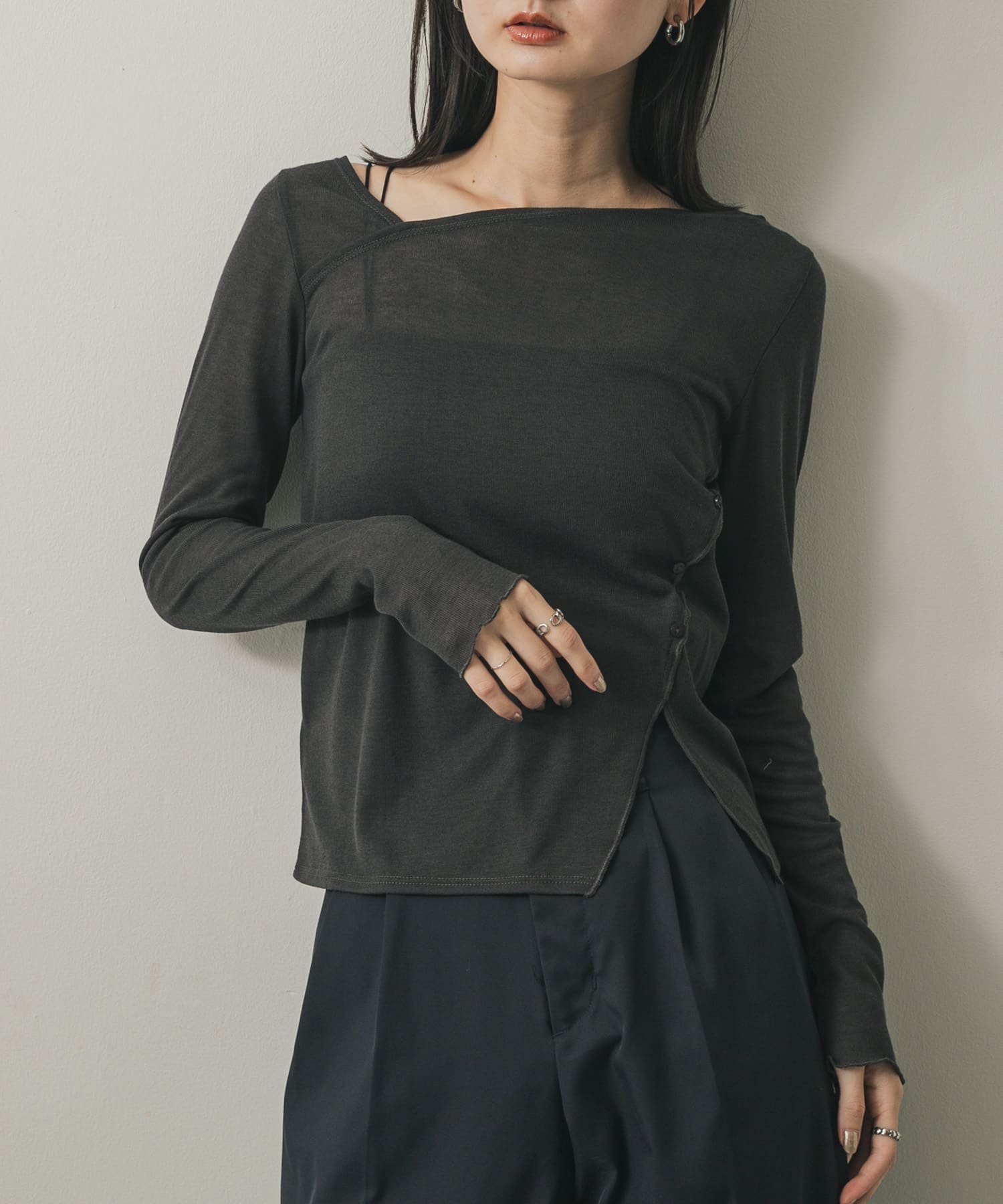 【センスオブプレイス/SENSE OF PLACE by URBAN RESEARCH】のアシメデコルテシアートップ インテリア・キッズ・メンズ・レディースファッション・服の通販 founy(ファニー) 　ファッション　Fashion　レディースファッション　Fashion for Women　デコルテ　Décolleté, Neckline　夏　Summer　CHARCOAL|ID: prp329100004650480 ipo3291000000033597013