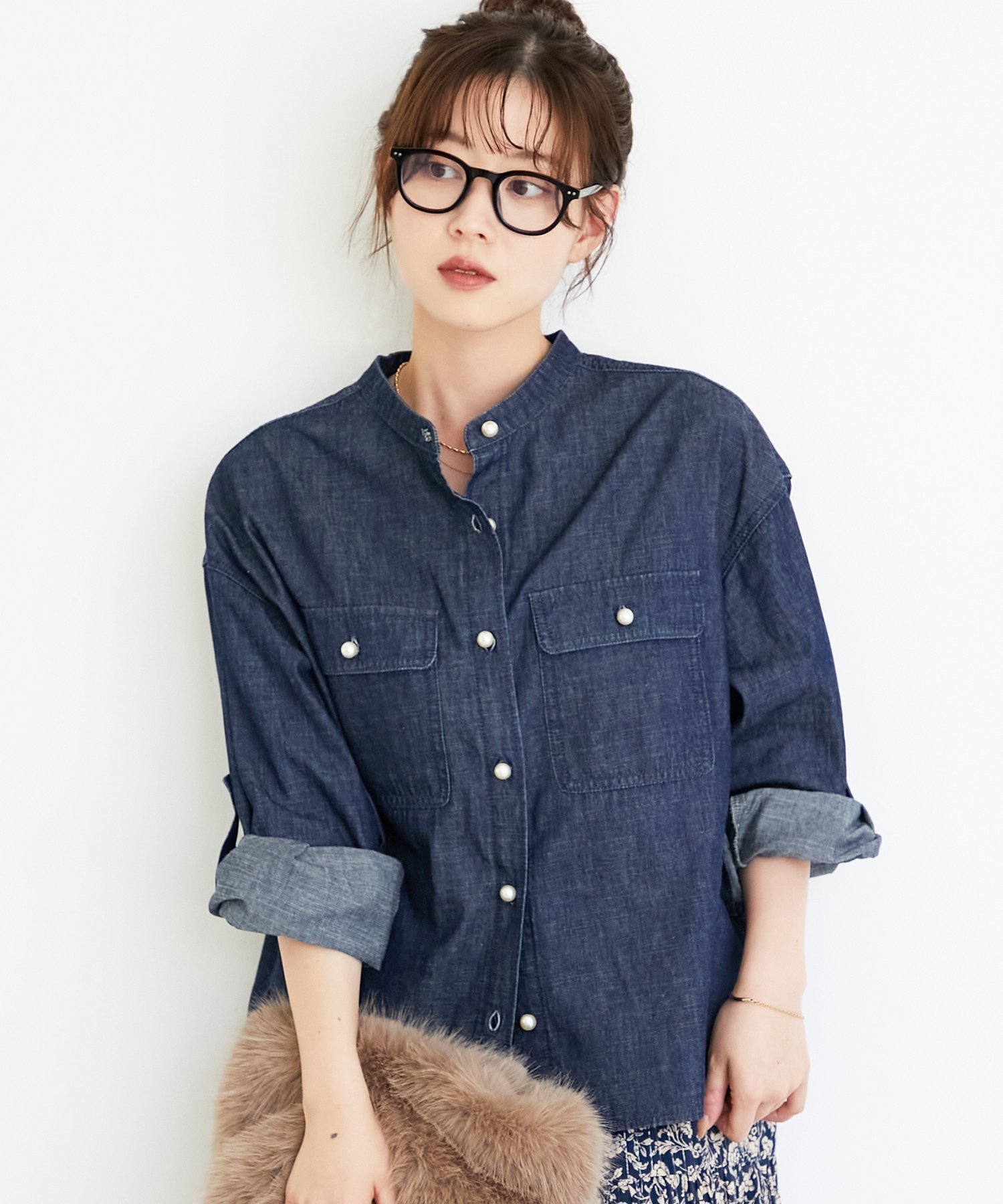 【ルクールブラン/le.coeur blanc】のスタンドネックパールボタンシャツ インテリア・キッズ・メンズ・レディースファッション・服の通販 founy(ファニー) 　ファッション　Fashion　レディースファッション　Fashion for Women　トップス・カットソー　Cut & Sew Tops　シャツ・ブラウス・オフィスカジュアル　Elegant Blouses & Button-Ups　ショート　Short, Short Length　スタンド　Stand Collar, Upright Stand　ダメージ　Distressed, Destroyed　デニム　Denim, Jeans Material　ラウンド　Round, Round Neck　人気　Popular, Best Seller　夏　Summer　春　Spring　羽織　Haori, Light Jacket　ネイビー|ID: prp329100004650526 ipo3291000000033597704