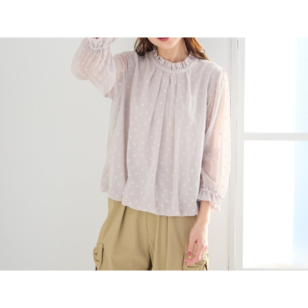 【ローズティアラ/Rose Tiara】のドットジャカードバルーンヘムブラウス インテリア・キッズ・メンズ・レディースファッション・服の通販 founy(ファニー) 　ファッション　Fashion　レディースファッション　Fashion for Women　トップス・カットソー　Cut & Sew Tops　シャツ・ブラウス・オフィスカジュアル　Elegant Blouses & Button-Ups　ジャカード／ジャガード　Jacquard, Woven Pattern　ドット　Polka Dot, Dot Pattern　フェミニン　Feminine, Girly　フリル　Frill, Ruffle　ワイド　Wide, Wide Fit　エレガント 上品　Elegant　人気　Popular, Best Seller　夏　Summer　春　Spring　S/S・春夏　SS, Spring/Summer, Warm Season　ベージュ|ID: prp329100004650800 ipo3291000000033601115