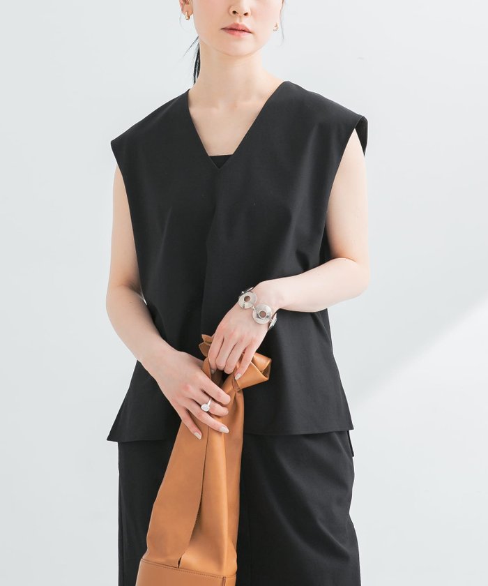 【アーバンリサーチ/URBAN RESEARCH】のリネン混Vネックブラウス インテリア・キッズ・メンズ・レディースファッション・服の通販 founy(ファニー) https://founy.com/ ファッション Fashion レディースファッション Fashion for Women トップス・カットソー Cut & Sew Tops シャツ・ブラウス・オフィスカジュアル Elegant Blouses & Button-Ups Vネックトップス V-Neck Tops / V-Cut Neckline Shirts 2025年 2025 2025春夏・S/S Spring/Summer 2025 SS25 おすすめ Recommended / Our Picks シンプル Simple, Minimal スリット Slit, Slit Detail セットアップ Set-Up, Coordinated Outfit フラット Flat, Flat Shoes リネン Linen, Linen Fabric ロング Long, Long-Length 夏 Summer S/S・春夏 SS, Spring/Summer, Warm Season |ID: prp329100004651732 ipo3291000000033612939