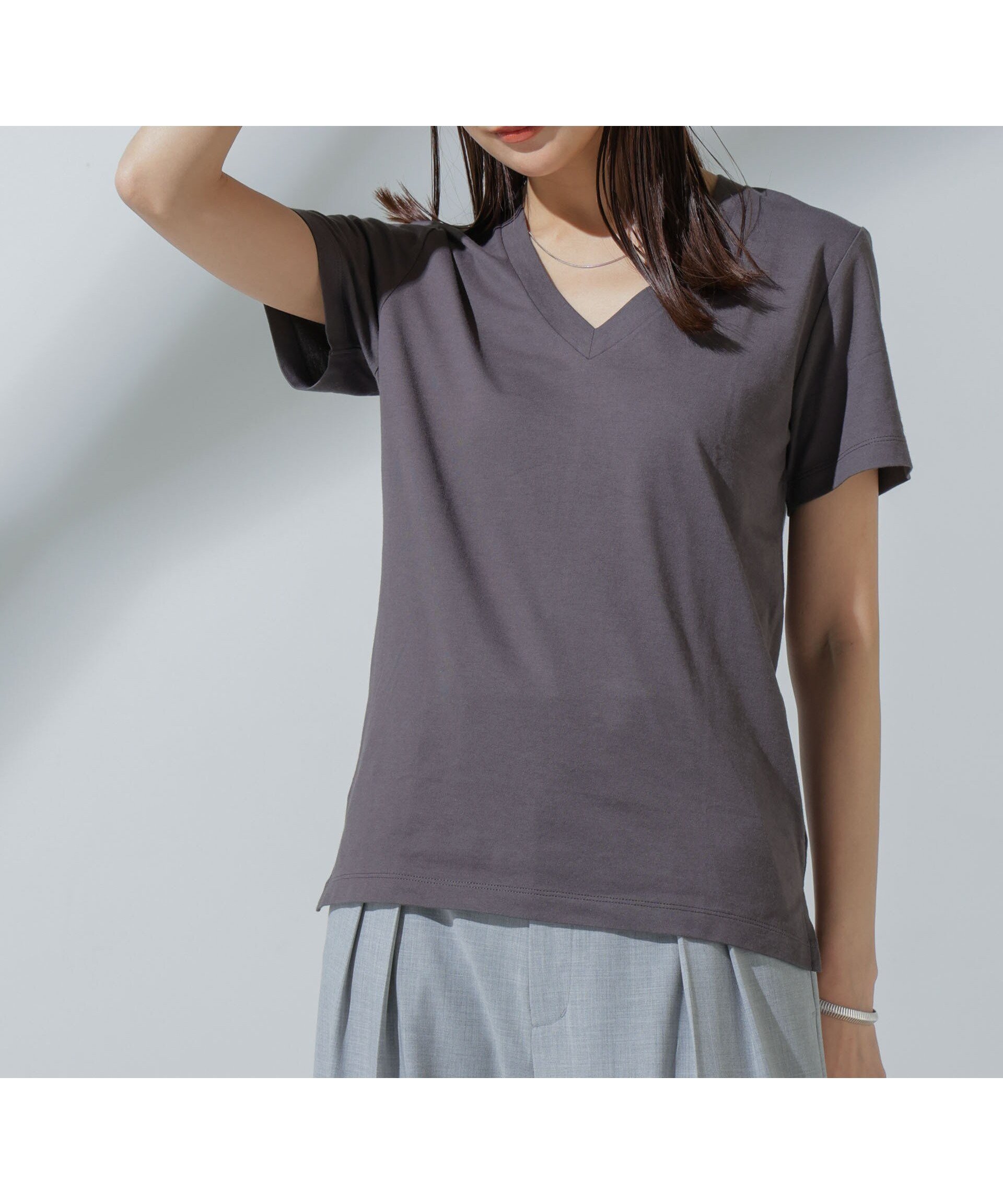【ナノ ユニバース/nano universe】のAnti Soaked 汗染み防止 VネックTシャツ インテリア・キッズ・メンズ・レディースファッション・服の通販 founy(ファニー) 　ファッション　Fashion　レディースファッション　Fashion for Women　トップス・カットソー　Cut & Sew Tops　シャツ・ブラウス・オフィスカジュアル　Elegant Blouses & Button-Ups　ロングTシャツ・Tシャツ　Longline T-Shirts & Tees　Vネックトップス　V-Neck Tops / V-Cut Neckline Shirts　今季　This Season, Current Season　吸水　Absorbent, Quick-Dry　シンプル　Simple, Minimal　スリット　Slit, Slit Detail　定番　Standard, Basic Item　ノースリーブ　Sleeveless, No-Sleeve　人気　Popular, Best Seller　ベーシック　Basic, Essential　エレガント 上品　Elegant　ビジネス 仕事 通勤　Business / Work / Commuting　チャコール3|ID: prp329100004652215 ipo3291000000033619035