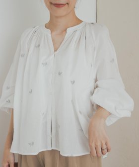 【アーバンリサーチ ドアーズ/URBAN RESEARCH DOORS】 リーフモチーフラメ刺繍ブラウス人気、トレンドファッション・服の通販 founy(ファニー) ファッション Fashion レディースファッション Fashion for Women トップス・カットソー Cut & Sew Tops シャツ・ブラウス・オフィスカジュアル Elegant Blouses & Button-Ups 2025年 2025 2025-2026秋冬・A/W Autumn/Winter 2025–26 AW25–26 冬 Winter / This Winter ギャザー Gathered, Ruffled ショート Short, Short Length トレンド Trend, Trending Now フリル Frill, Ruffle フロント Front, Front Design エレガント 上品 Elegant A/W・秋冬 Autumn/Winter |ID:prp329100004652467