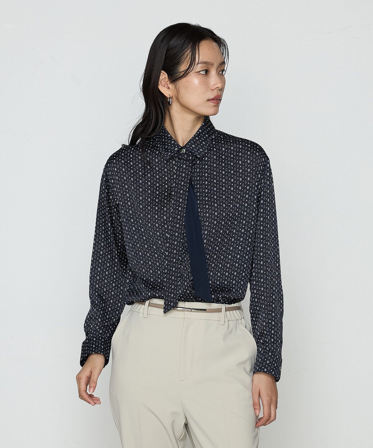 【コムサ/COMME CA】のサテンワッシャーダイヤ小紋柄 ブラウス インテリア・キッズ・メンズ・レディースファッション・服の通販 founy(ファニー) 　ファッション　Fashion　レディースファッション　Fashion for Women　トップス・カットソー　Cut & Sew Tops　シャツ・ブラウス・オフィスカジュアル　Elegant Blouses & Button-Ups　カフス　Cuff Design　サテン　Satin, Glossy Fabric　シンプル　Simple, Minimal　ジャケット　Jacket, Outerwear　パウダー　Powder, Soft Tone　プリント　Print, Printed Pattern　マニッシュ　Mannish, Boyish　無地　Plain, Solid Color　ワッシャー　Washer, Crinkled Finish　エレガント 上品　Elegant　ビジネス 仕事 通勤　Business / Work / Commuting　09:ダークネイビー系|ID: prp329100004652475 ipo3291000000033621831