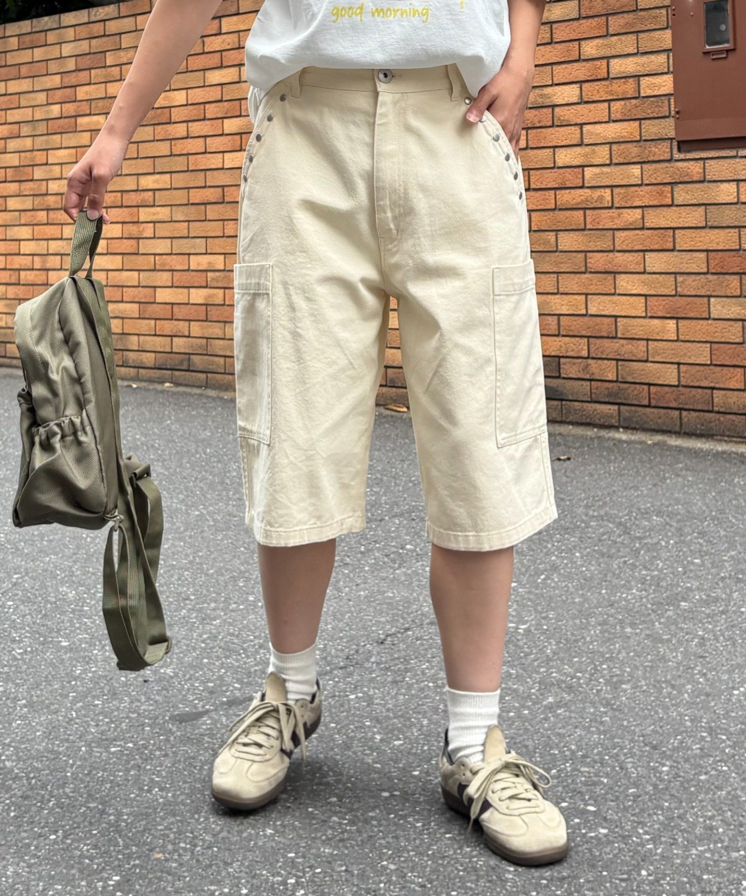 【チャオパニックティピー/CIAOPANIC TYPY】の【UNISEX】ハーフスタッズカーゴパンツ インテリア・キッズ・メンズ・レディースファッション・服の通販 founy(ファニー) 　ファッション　Fashion　レディースファッション　Fashion for Women　パンツ　Pants & Trousers　ユニセックス　Unisex, Genderless　おすすめ　Recommended / Our Picks　コンパクト　Compact, Small Size　スタッズ　Studs, Metal Accents　ポケット　Pocket, Pocket Detail　ホワイト|ID: prp329100004652622 ipo3291000000033622812
