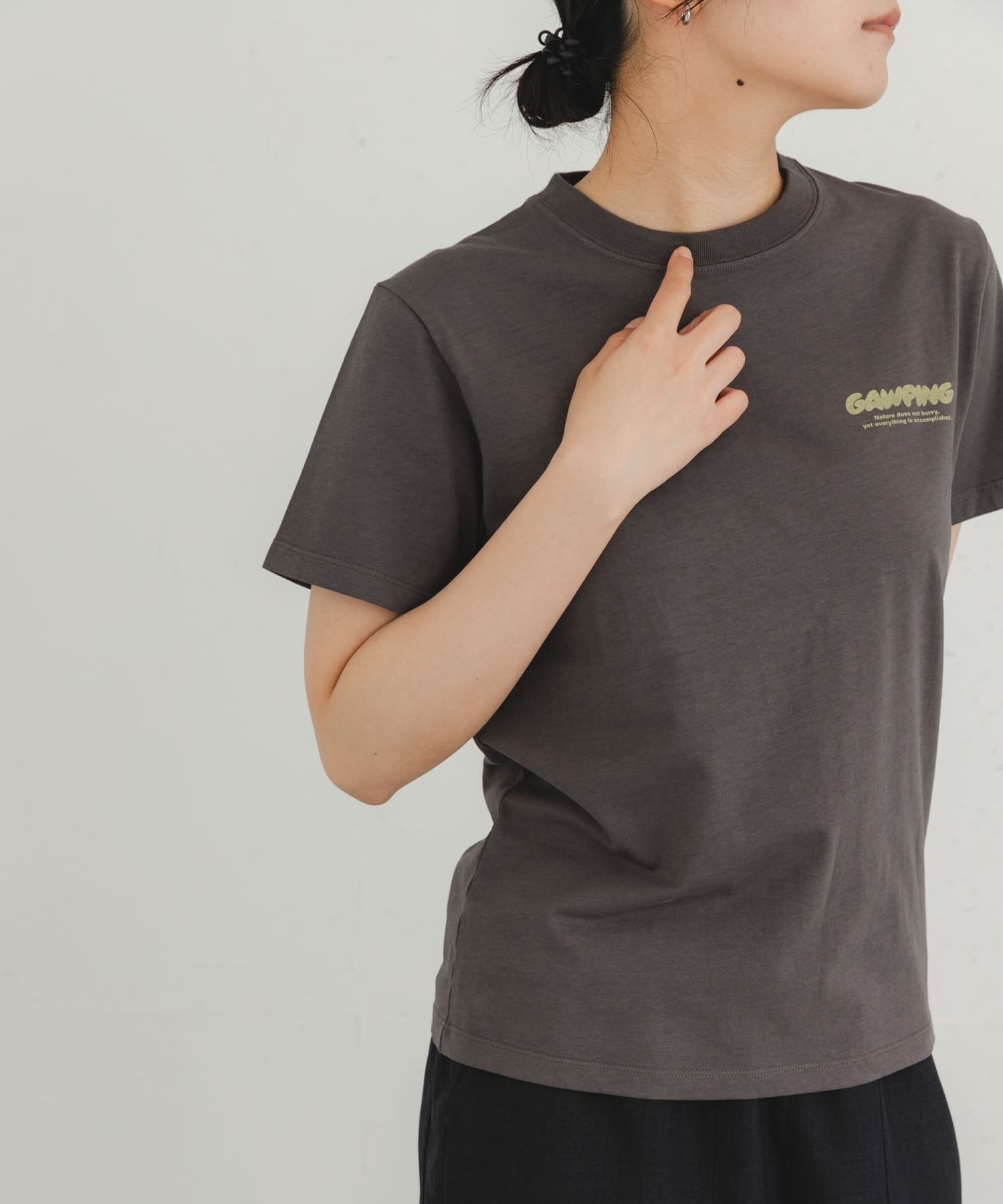 【アーバンリサーチ ドアーズ/URBAN RESEARCH DOORS】の製品染GAWPINGロゴTシャツ インテリア・キッズ・メンズ・レディースファッション・服の通販 founy(ファニー) 　ファッション　Fashion　レディースファッション　Fashion for Women　トップス・カットソー　Cut & Sew Tops　シャツ・ブラウス・オフィスカジュアル　Elegant Blouses & Button-Ups　ロングTシャツ・Tシャツ　Longline T-Shirts & Tees　2025年　2025　2025春夏・S/S　Spring/Summer 2025 SS25　インナー　Innerwear　コンパクト　Compact, Small Size　シンプル　Simple, Minimal　フィット　Fit, Slim Fit　プリント　Print, Printed Pattern　ヴィンテージ　Vintage Style　今季　This Season, Current Season　夏　Summer　S/S・春夏　SS, Spring/Summer, Warm Season　グラファイト|ID: prp329100004652737 ipo3291000000033623897