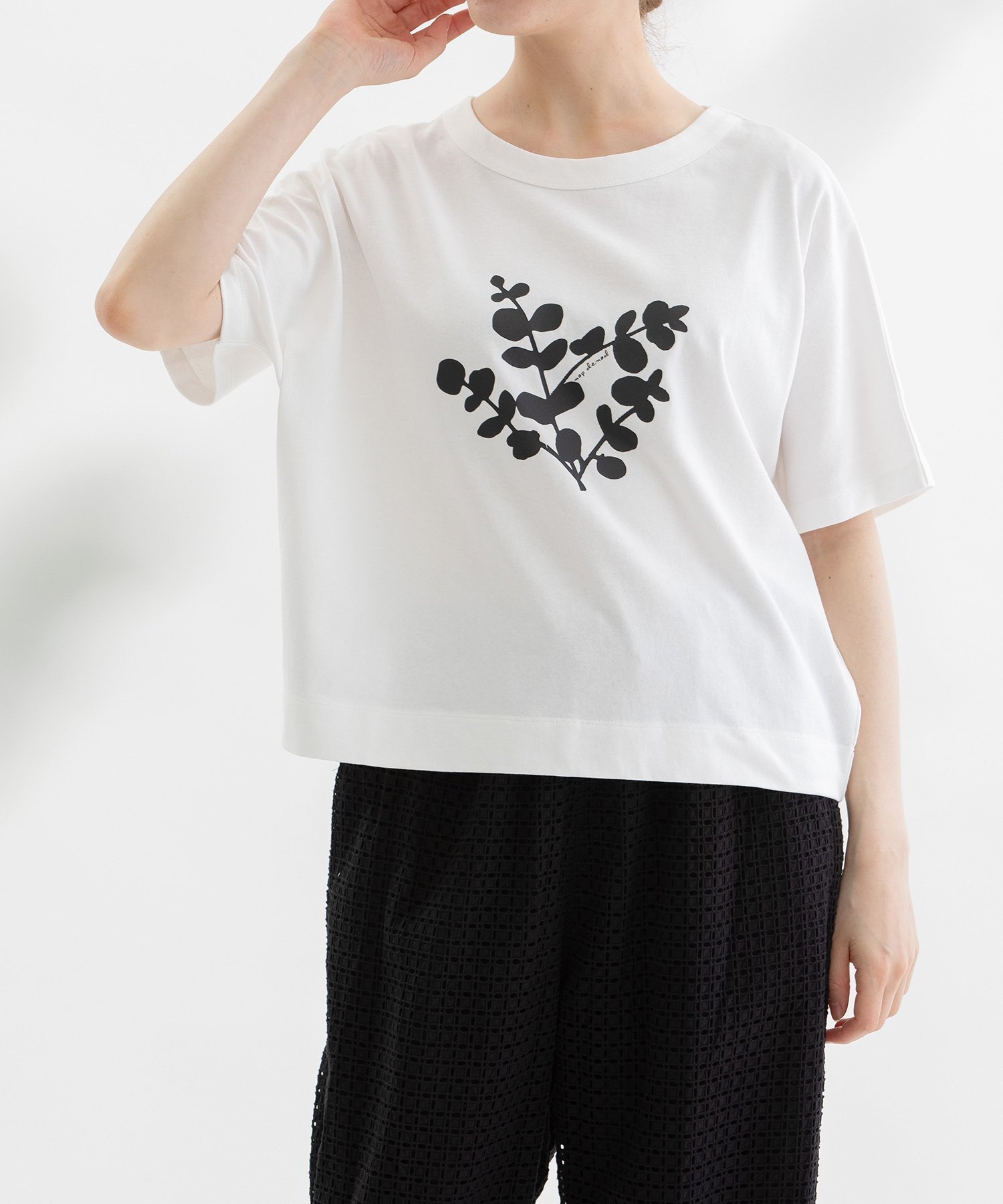 【プードゥドゥ/POU DOU DOU】のCloche USコットンユーカリプリントTシャツ インテリア・キッズ・メンズ・レディースファッション・服の通販 founy(ファニー) 　ファッション　Fashion　レディースファッション　Fashion for Women　トップス・カットソー　Cut & Sew Tops　シャツ・ブラウス・オフィスカジュアル　Elegant Blouses & Button-Ups　ロングTシャツ・Tシャツ　Longline T-Shirts & Tees　アメリカン　American Style　ヴィンテージ　Vintage Style　シンプル　Simple, Minimal　スマート　Smart, Elegant　人気　Popular, Best Seller　フォルム　Silhouette, Form　プリント　Print, Printed Pattern　ミリタリー　Military, Army Style　リラックス　Relax, Relaxed Fit　ホワイト|ID: prp329100004653073 ipo3291000000033627727