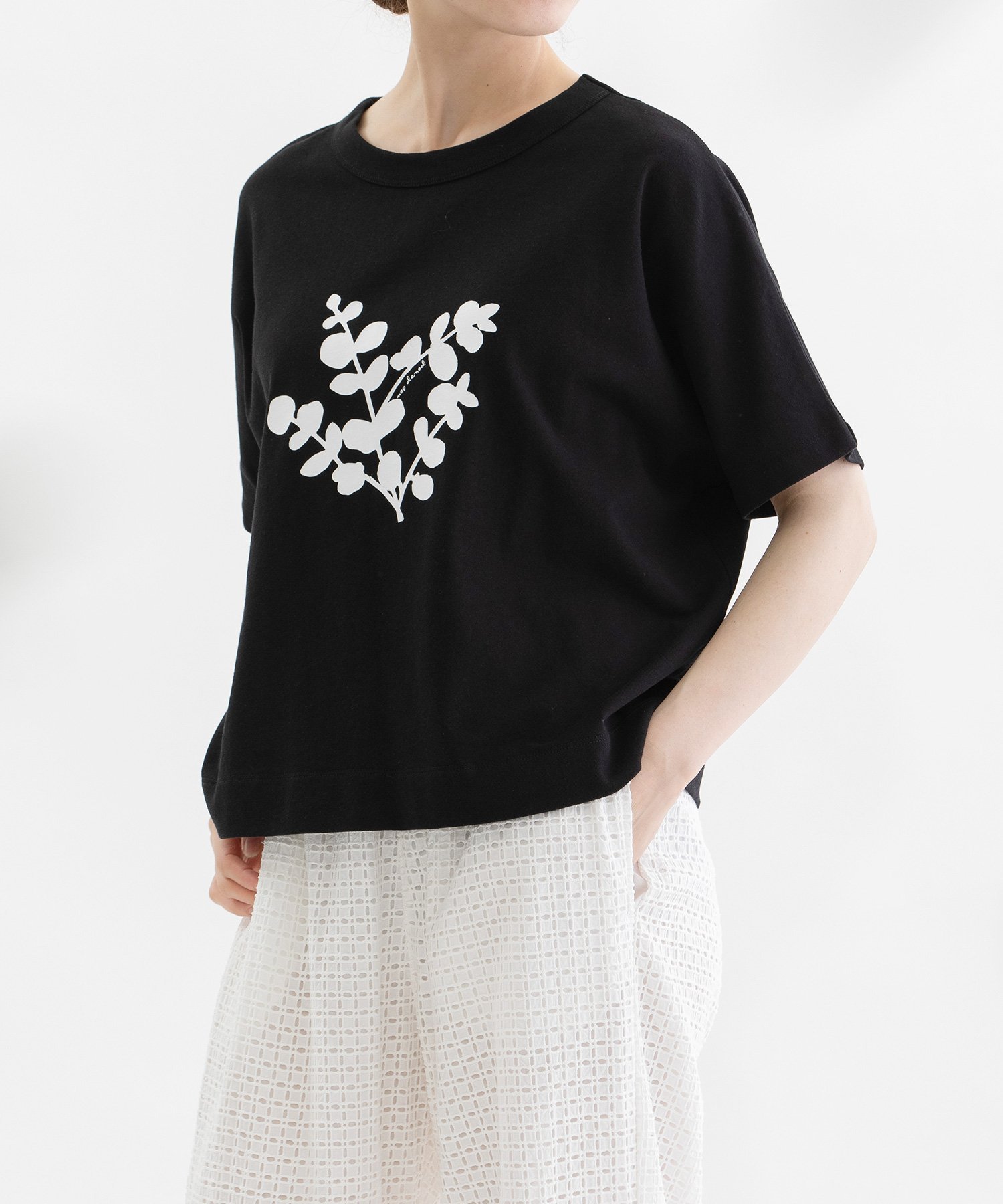 【プードゥドゥ/POU DOU DOU】のCloche USコットンユーカリプリントTシャツ インテリア・キッズ・メンズ・レディースファッション・服の通販 founy(ファニー) 　ファッション　Fashion　レディースファッション　Fashion for Women　トップス・カットソー　Cut & Sew Tops　シャツ・ブラウス・オフィスカジュアル　Elegant Blouses & Button-Ups　ロングTシャツ・Tシャツ　Longline T-Shirts & Tees　アメリカン　American Style　ヴィンテージ　Vintage Style　シンプル　Simple, Minimal　スマート　Smart, Elegant　人気　Popular, Best Seller　フォルム　Silhouette, Form　プリント　Print, Printed Pattern　ミリタリー　Military, Army Style　リラックス　Relax, Relaxed Fit　ブラック|ID: prp329100004653073 ipo3291000000033627728