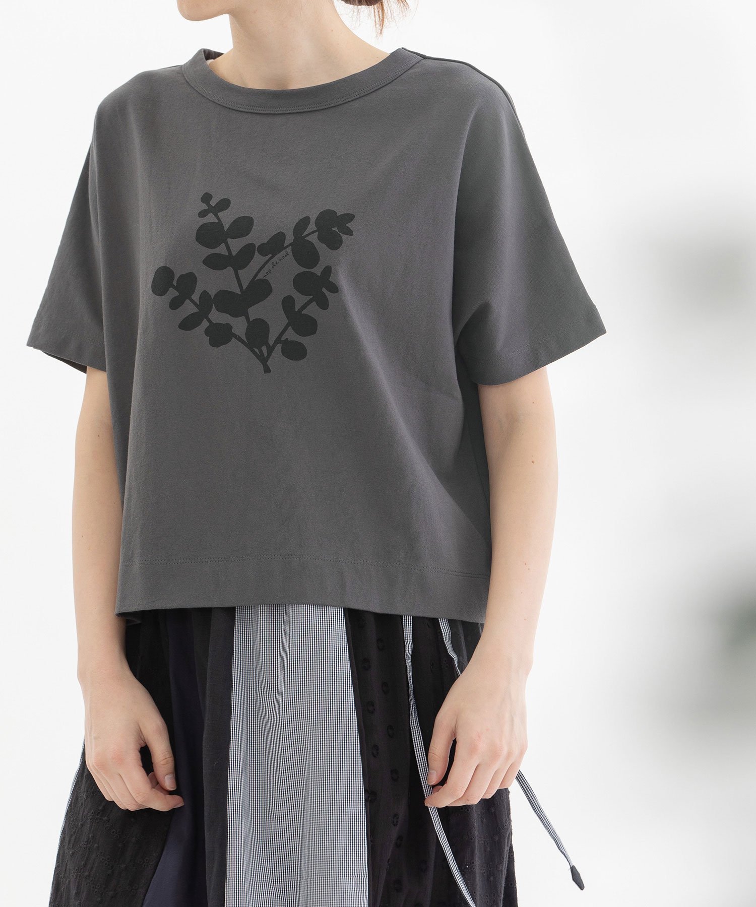 【プードゥドゥ/POU DOU DOU】のCloche USコットンユーカリプリントTシャツ インテリア・キッズ・メンズ・レディースファッション・服の通販 founy(ファニー) 　ファッション　Fashion　レディースファッション　Fashion for Women　トップス・カットソー　Cut & Sew Tops　シャツ・ブラウス・オフィスカジュアル　Elegant Blouses & Button-Ups　ロングTシャツ・Tシャツ　Longline T-Shirts & Tees　アメリカン　American Style　ヴィンテージ　Vintage Style　シンプル　Simple, Minimal　スマート　Smart, Elegant　人気　Popular, Best Seller　フォルム　Silhouette, Form　プリント　Print, Printed Pattern　ミリタリー　Military, Army Style　リラックス　Relax, Relaxed Fit　ダークグレー|ID: prp329100004653073 ipo3291000000033627732