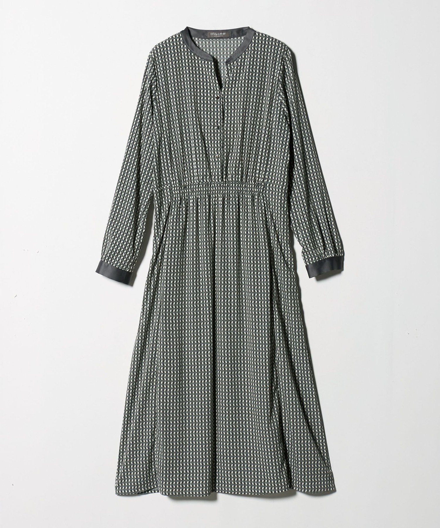 【ユナイテッドアローズ/UNITED ARROWS】のプリント ギャザー スキッパーワンピース A DAY IN THE LIFE インテリア・キッズ・メンズ・レディースファッション・服の通販 founy(ファニー) 　ファッション　Fashion　レディースファッション　Fashion for Women　ワンピース　Dresses　カーディガン　Cardigan, Knitwear　ギャザー　Gathered, Ruffled　クラシカル　Classical, Vintage-Inspired　サテン　Satin, Glossy Fabric　スキッパー　Skipper, Open Collar　チェーン　Chain, Chain Strap　トレンド　Trend, Trending Now　バランス　Balance, Style Balance　フェイス　Face, Facial Design　プリント　Print, Printed Pattern　メタル　Metal, Metal Parts　無地　Plain, Solid Color　アウトレット　Outlet / Clearance　エレガント 上品　Elegant　ビジネス 仕事 通勤　Business / Work / Commuting　結婚式　Wedding　二次会　After Party　LIME|ID: prp329100004653399 ipo3291000000034622516