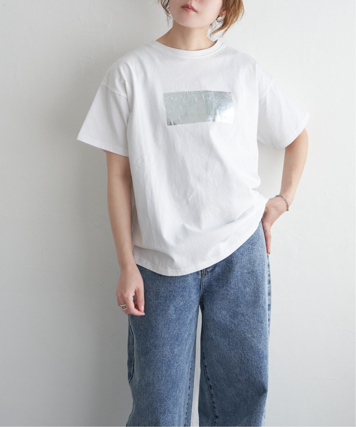 【ノッチ/notch】のコットン100% 箔プリントTシャツ インテリア・キッズ・メンズ・レディースファッション・服の通販 founy(ファニー) 　ファッション　Fashion　レディースファッション　Fashion for Women　トップス・カットソー　Cut & Sew Tops　シャツ・ブラウス・オフィスカジュアル　Elegant Blouses & Button-Ups　ロングTシャツ・Tシャツ　Longline T-Shirts & Tees　カーディガン　Cardigan, Knitwear　シルバー　Silver, Metallic Silver　シンプル　Simple, Minimal　フロント　Front, Front Design　プリント　Print, Printed Pattern　人気　Popular, Best Seller　半袖　Short Sleeve, Half Sleeve　羽織　Haori, Light Jacket　オフホワイト|ID: prp329100004653614 ipo3291000000033635877