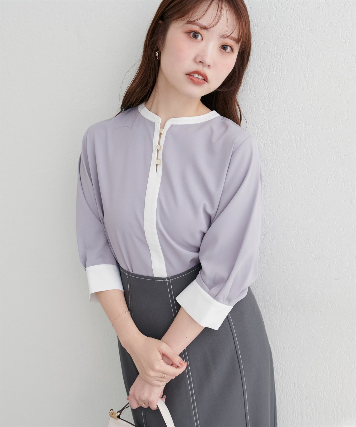【ナチュラルクチュール/natural couture】の【WEB限定】スクエア釦配色7分袖ブラウス インテリア・キッズ・メンズ・レディースファッション・服の通販 founy(ファニー) 　ファッション　Fashion　レディースファッション　Fashion for Women　トップス・カットソー　Cut & Sew Tops　シャツ・ブラウス・オフィスカジュアル　Elegant Blouses & Button-Ups　アクセサリー　Fashion Accessories　カーディガン　Cardigan, Knitwear　クラシカル　Classical, Vintage-Inspired　ジャケット　Jacket, Outerwear　スクエア　Square, Square Shape　タイトスカート　Pencil Skirt, Tight Skirt　なめらか　Smooth, Silky Texture　パール　Pearl, Pearl Accent　ビジュー　Bijou, Jewel-like Accent　フェミニン　Feminine, Girly　フレア　Flare, Flared　おすすめ　Recommended / Our Picks　エレガント 上品　Elegant　2025年　2025　2025-2026秋冬・A/W　Autumn/Winter 2025–26 AW25–26　グレー|ID: prp329100004653720 ipo3291000000033637134