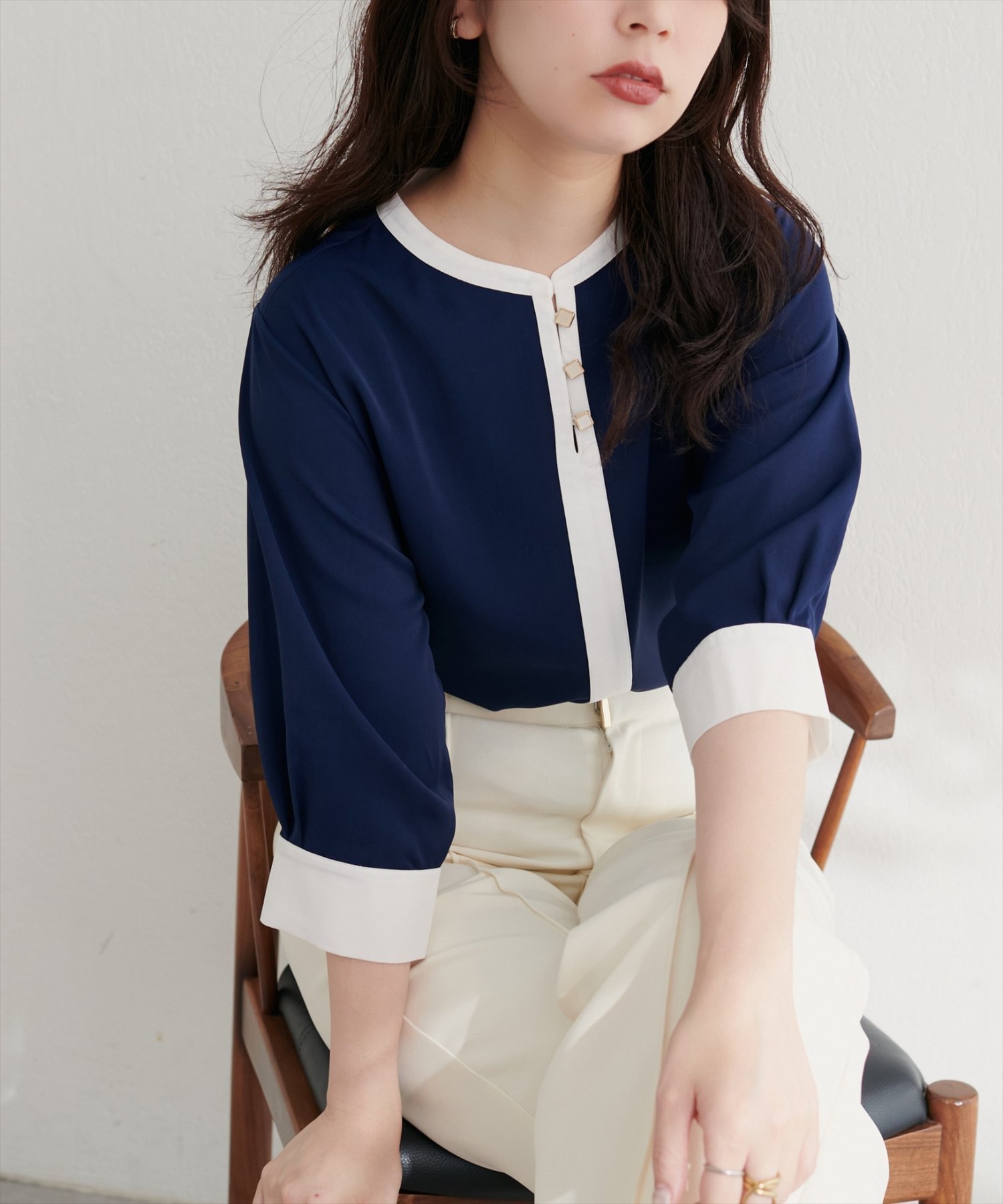 【ナチュラルクチュール/natural couture】の【WEB限定】スクエア釦配色7分袖ブラウス インテリア・キッズ・メンズ・レディースファッション・服の通販 founy(ファニー) 　ファッション　Fashion　レディースファッション　Fashion for Women　トップス・カットソー　Cut & Sew Tops　シャツ・ブラウス・オフィスカジュアル　Elegant Blouses & Button-Ups　アクセサリー　Fashion Accessories　カーディガン　Cardigan, Knitwear　クラシカル　Classical, Vintage-Inspired　ジャケット　Jacket, Outerwear　スクエア　Square, Square Shape　タイトスカート　Pencil Skirt, Tight Skirt　なめらか　Smooth, Silky Texture　パール　Pearl, Pearl Accent　ビジュー　Bijou, Jewel-like Accent　フェミニン　Feminine, Girly　フレア　Flare, Flared　おすすめ　Recommended / Our Picks　エレガント 上品　Elegant　2025年　2025　2025-2026秋冬・A/W　Autumn/Winter 2025–26 AW25–26　ネイビー|ID: prp329100004653720 ipo3291000000033637138