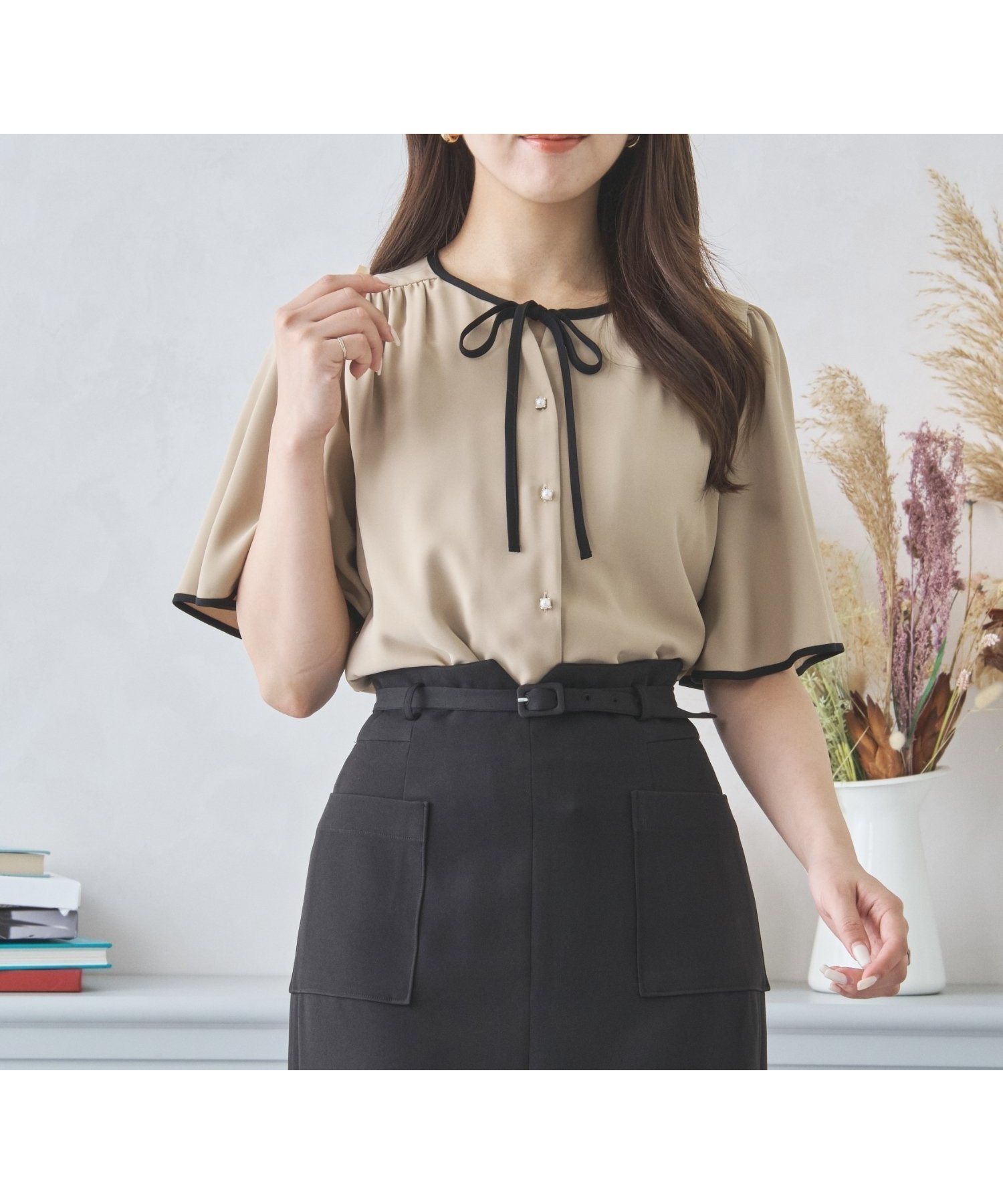 【ミッシュマッシュ/MISCH MASCH】の配色フレアスリーブブラウス インテリア・キッズ・メンズ・レディースファッション・服の通販 founy(ファニー) 　ファッション　Fashion　レディースファッション　Fashion for Women　トップス・カットソー　Cut & Sew Tops　シャツ・ブラウス・オフィスカジュアル　Elegant Blouses & Button-Ups　ギャザー　Gathered, Ruffled　スリーブ　Sleeve, Long Sleeve / Short Sleeve　パイピング　Piping, Trim Design　パール　Pearl, Pearl Accent　フレア　Flare, Flared　フロント　Front, Front Design　ヨーク　Yoke, Yoke Design　リボン　Ribbon, Bow　エレガント 上品　Elegant　ベージュ|ID: prp329100004653846 ipo3291000000033638384