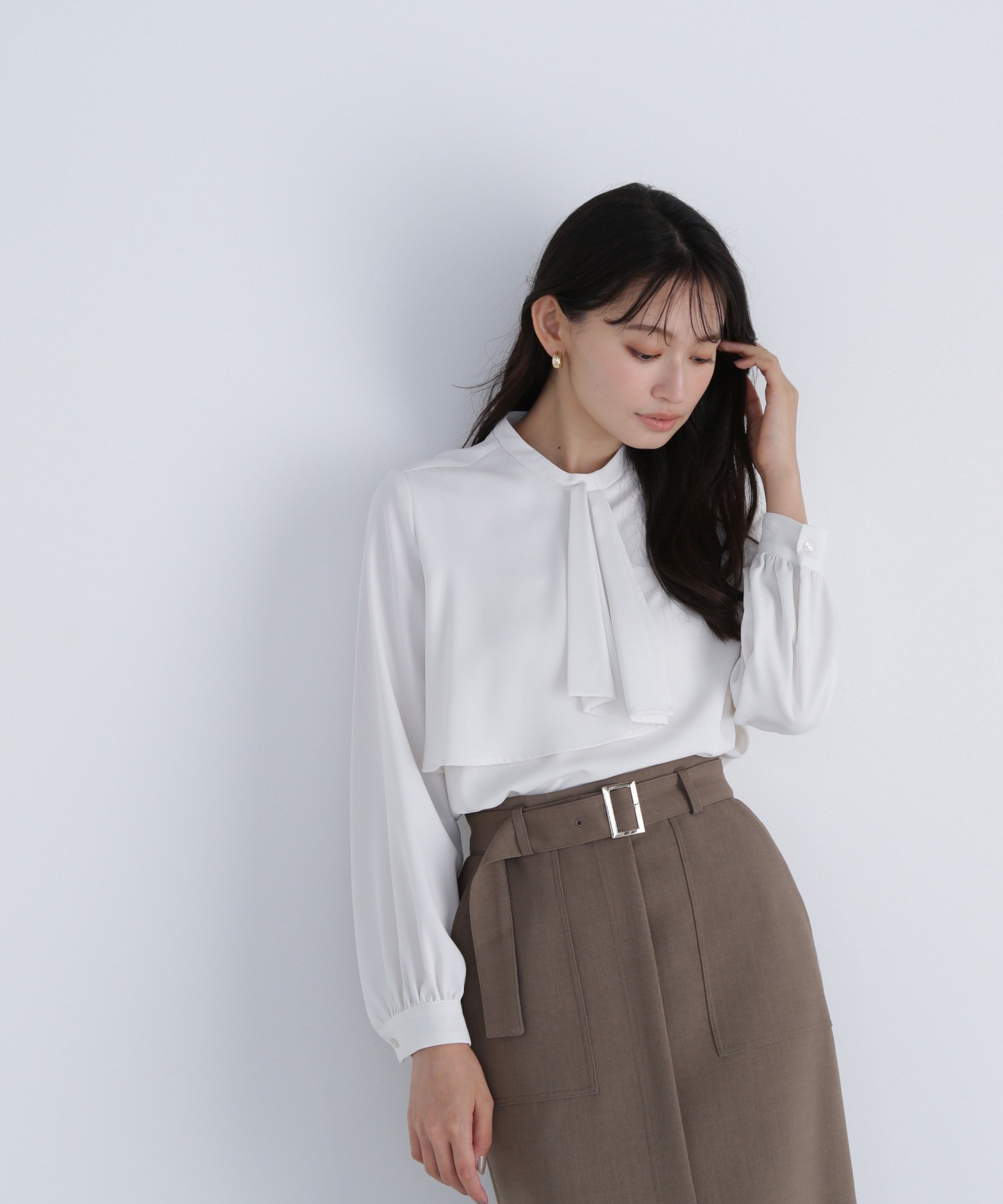 【ナチュラル ビューティー ベーシック/NATURAL BEAUTY BASIC】のアシメラッフルボウブラウス インテリア・キッズ・メンズ・レディースファッション・服の通販 founy(ファニー) 　ファッション　Fashion　レディースファッション　Fashion for Women　トップス・カットソー　Cut & Sew Tops　シャツ・ブラウス・オフィスカジュアル　Elegant Blouses & Button-Ups　とろみ　Fluid, Flowy Fabric　アシンメトリー　Asymmetrical Style　ジャケット　Jacket, Outerwear　ジョーゼット　Georgette, Semi-Sheer Fabric　フロント　Front, Front Design　エレガント 上品　Elegant　オフホワイト1|ID: prp329100004653926 ipo3291000000033639394