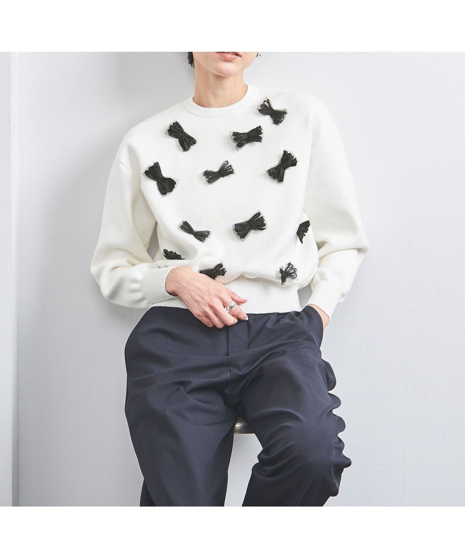 【ユナイテッドアローズ/UNITED ARROWS】の3D リボン クルーネック ニット インテリア・キッズ・メンズ・レディースファッション・服の通販 founy(ファニー) 　ファッション　Fashion　レディースファッション　Fashion for Women　トップス・カットソー　Cut & Sew Tops　ニット　Knit Tops & Sweaters　おすすめ　Recommended / Our Picks　スウェット / スエット　Sweatshirt, Sweatwear　タフタ　Taffeta, Structured Fabric　チュール　Tulip, Tulip Motif　デニム　Denim, Jeans Material　フェミニン　Feminine, Girly　ベスト　Vest, Waistcoat　モチーフ　Motif, Design Theme　リボン　Ribbon, Bow　ワイド　Wide, Wide Fit　OFF WHITE|ID: prp329100004654069 ipo3291000000033643026
