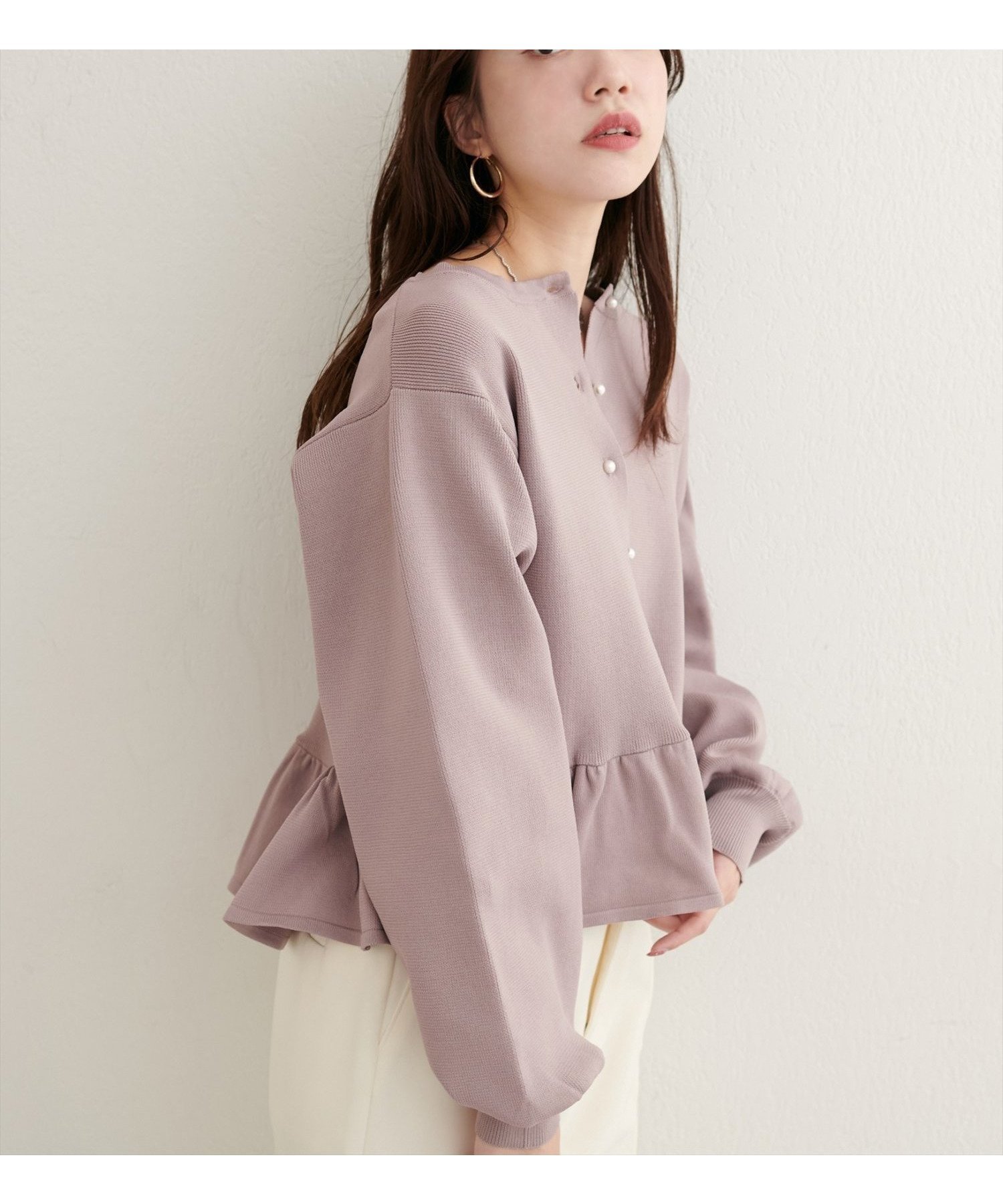 【ナチュラルクチュール/natural couture】の【WEB限定】裾フリルペプラムカーデ インテリア・キッズ・メンズ・レディースファッション・服の通販 founy(ファニー) 　ファッション　Fashion　レディースファッション　Fashion for Women　アクセサリー　Fashion Accessories　インナー　Innerwear　カットソー　Cut and Sewn Top　カーディガン　Cardigan, Knitwear　シューズ　Shoes, Footwear　シンプル　Simple, Minimal　スニーカー　Sneakers, Trainers　スリーブ　Sleeve, Long Sleeve / Short Sleeve　デニム　Denim, Jeans Material　トレンド　Trend, Trending Now　パール　Pearl, Pearl Accent　フェミニン　Feminine, Girly　フラット　Flat, Flat Shoes　フリル　Frill, Ruffle　フロント　Front, Front Design　ペプラム　Peplum, Flared Hem　リラックス　Relax, Relaxed Fit　再入荷　Restock / Back in Stock　おすすめ　Recommended / Our Picks　エレガント 上品　Elegant　2025年　2025　2025-2026秋冬・A/W　Autumn/Winter 2025–26 AW25–26　グレイッシュベージュ|ID: prp329100004654071 ipo3291000000033926398