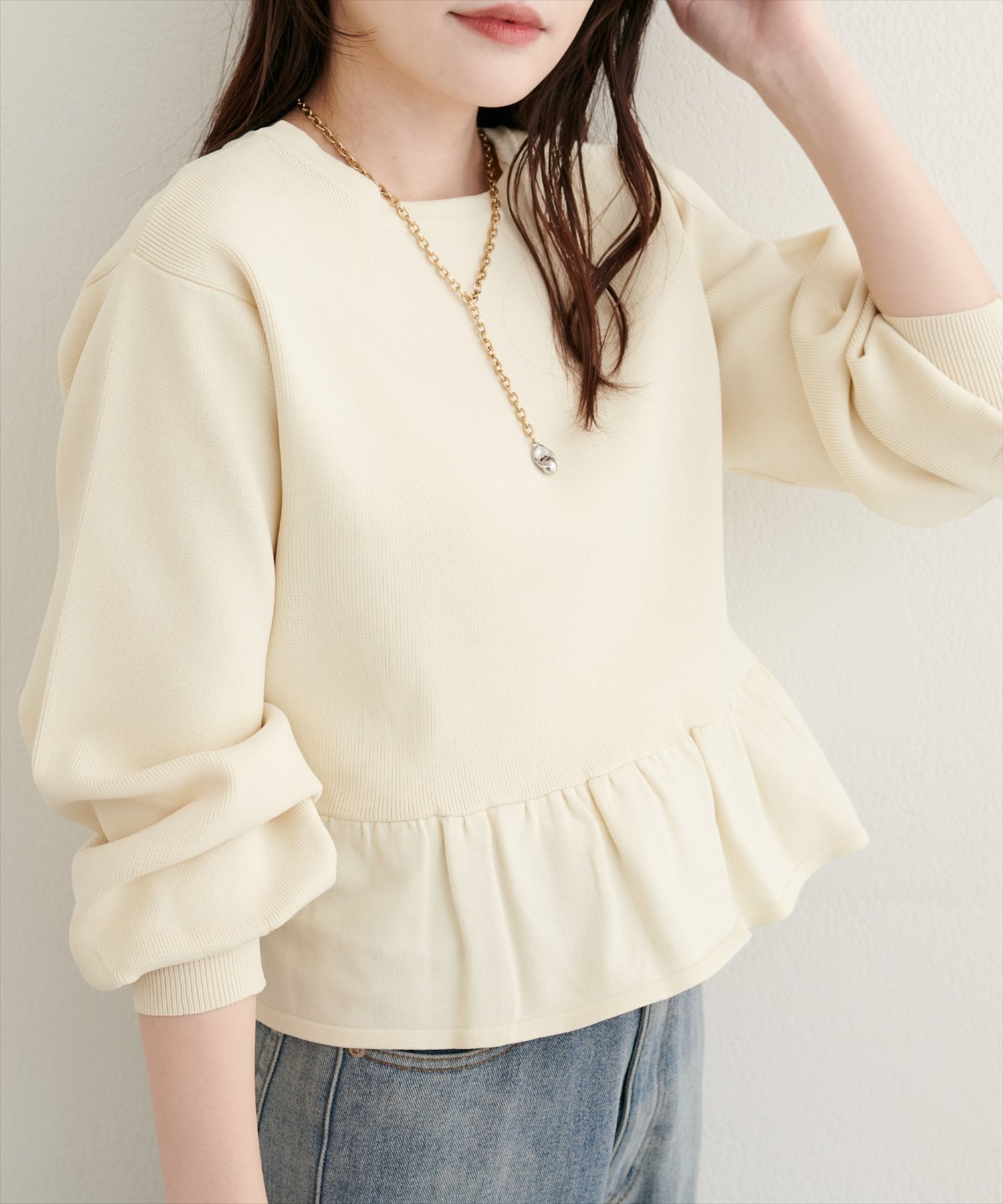 【ナチュラルクチュール/natural couture】の【WEB限定】裾フリルペプラムカーデ インテリア・キッズ・メンズ・レディースファッション・服の通販 founy(ファニー) 　ファッション　Fashion　レディースファッション　Fashion for Women　アクセサリー　Fashion Accessories　インナー　Innerwear　カットソー　Cut and Sewn Top　カーディガン　Cardigan, Knitwear　シューズ　Shoes, Footwear　シンプル　Simple, Minimal　スニーカー　Sneakers, Trainers　スリーブ　Sleeve, Long Sleeve / Short Sleeve　デニム　Denim, Jeans Material　トレンド　Trend, Trending Now　パール　Pearl, Pearl Accent　フェミニン　Feminine, Girly　フラット　Flat, Flat Shoes　フリル　Frill, Ruffle　フロント　Front, Front Design　ペプラム　Peplum, Flared Hem　リラックス　Relax, Relaxed Fit　再入荷　Restock / Back in Stock　おすすめ　Recommended / Our Picks　エレガント 上品　Elegant　2025年　2025　2025-2026秋冬・A/W　Autumn/Winter 2025–26 AW25–26　オフホワイト|ID: prp329100004654071 ipo3291000000034716999