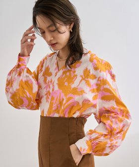【ロペ/ROPE'】の【DEVEAUX(デヴォー)】別注ボカシフラワーボリュームスリーブブラウス/洗える 人気、トレンドファッション・服の通販 founy(ファニー) ファッション Fashion レディースファッション Fashion for Women トップス・カットソー Cut & Sew Tops シャツ・ブラウス・オフィスカジュアル Elegant Blouses & Button-Ups ボリューム袖・フリルスリーブブラウス Voluminous & Ruffle Sleeves / Puffy Sleeve Tops おすすめ Recommended / Our Picks オレンジ Orange ギャザー Gathered, Ruffled グラデーション Gradient, Ombre デニム Denim, Jeans Material フラワー Flower, Floral フランス France, French プリント Print, Printed Pattern ポケット Pocket, Pocket Detail ワイド Wide, Wide Fit 別注 Limited Edition, Custom Order 夏 Summer 洗える Machine Washable |ID:prp329100004654349