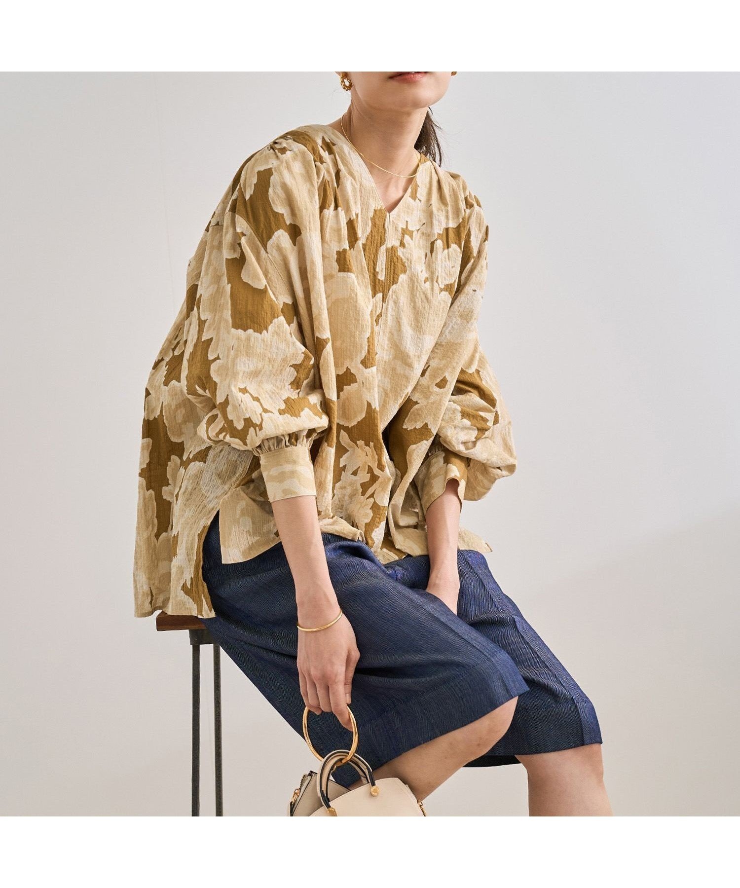 【ロペ/ROPE'】の【DEVEAUX(デヴォー)】別注ボカシフラワーボリュームスリーブブラウス/洗える インテリア・キッズ・メンズ・レディースファッション・服の通販 founy(ファニー) 　ファッション　Fashion　レディースファッション　Fashion for Women　トップス・カットソー　Cut & Sew Tops　シャツ・ブラウス・オフィスカジュアル　Elegant Blouses & Button-Ups　ボリューム袖・フリルスリーブブラウス　Voluminous & Ruffle Sleeves / Puffy Sleeve Tops　おすすめ　Recommended / Our Picks　オレンジ　Orange　ギャザー　Gathered, Ruffled　グラデーション　Gradient, Ombre　デニム　Denim, Jeans Material　フラワー　Flower, Floral　フランス　France, French　プリント　Print, Printed Pattern　ポケット　Pocket, Pocket Detail　ワイド　Wide, Wide Fit　別注　Limited Edition, Custom Order　夏　Summer　洗える　Machine Washable　ブラウン系(23)|ID: prp329100004654349 ipo3291000000034001458