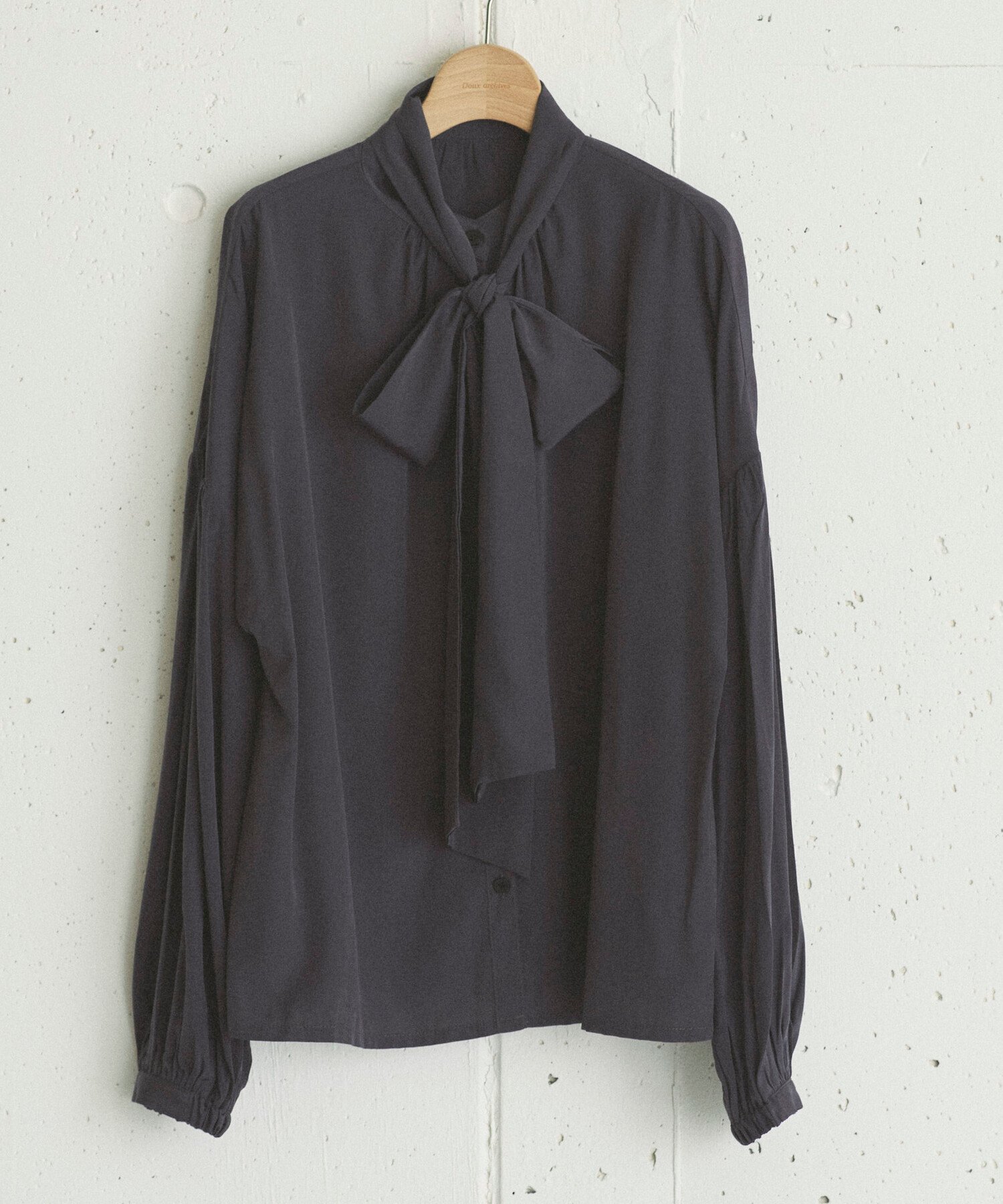 【ドゥ アルシーヴ/Doux archives】の2WAYボウタイブラウス インテリア・キッズ・メンズ・レディースファッション・服の通販 founy(ファニー) 　ファッション　Fashion　レディースファッション　Fashion for Women　トップス・カットソー　Cut & Sew Tops　シャツ・ブラウス・オフィスカジュアル　Elegant Blouses & Button-Ups　インナー　Innerwear　ショルダー　Shoulder, Shoulder Strap　ジャケット　Jacket, Outerwear　スウェット / スエット　Sweatshirt, Sweatwear　トレンド　Trend, Trending Now　ドロップ　Drop Shoulder, Dropped Style　リボン　Ribbon, Bow　CHARCOAL GRAY|ID: prp329100004656028 ipo3291000000033676983
