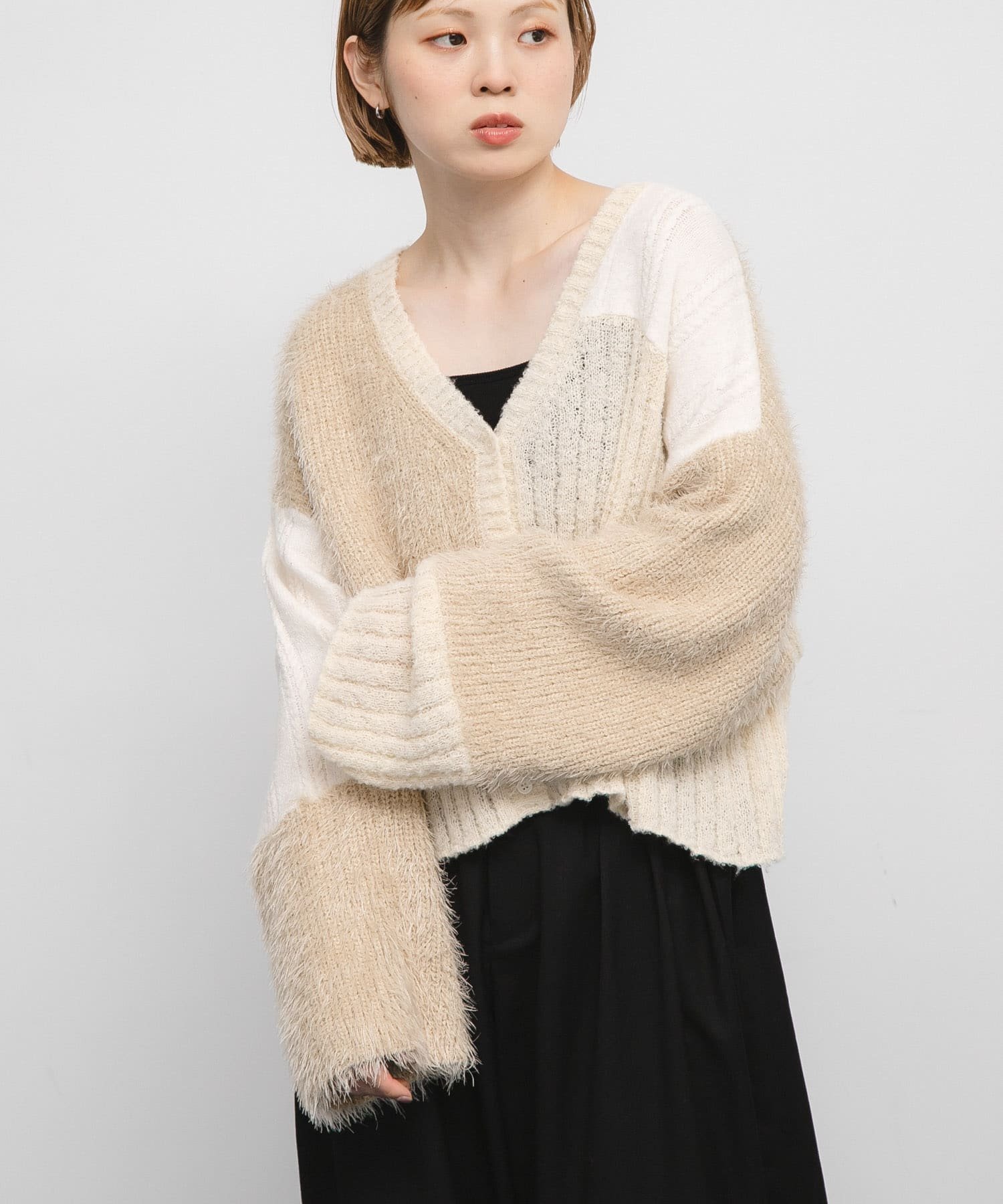 【ケービーエフ/KBF / URBAN RESEARCH】のパッチワークニットカーディガン インテリア・キッズ・メンズ・レディースファッション・服の通販 founy(ファニー) 　ファッション　Fashion　レディースファッション　Fashion for Women　トップス・カットソー　Cut & Sew Tops　ニット　Knit Tops & Sweaters　カーディガン・羽織り　Layered Style Cardigans　2025年　2025　2025-2026秋冬・A/W　Autumn/Winter 2025–26 AW25–26　冬　Winter / This Winter　インナー　Innerwear　カーディガン　Cardigan, Knitwear　ショート　Short, Short Length　パッチワーク　Patchwork, Mixed Fabric　フェザー　Feather, Feather Detail　A/W・秋冬　Autumn/Winter　羽織　Haori, Light Jacket　ホワイト系その他|ID: prp329100004657632 ipo3291000000033706952