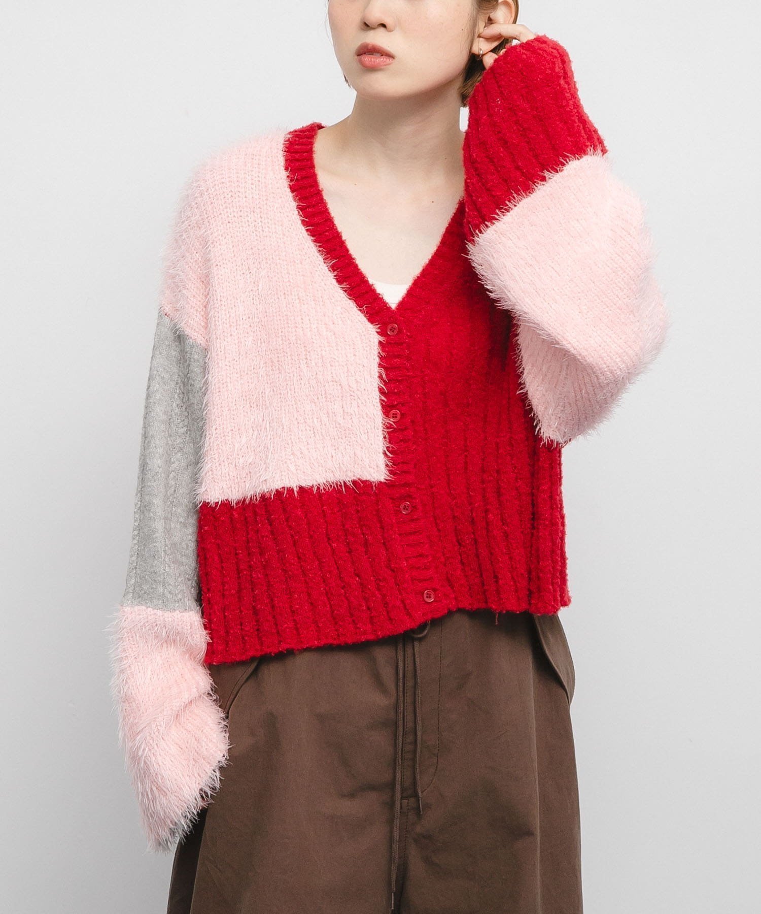 【ケービーエフ/KBF / URBAN RESEARCH】のパッチワークニットカーディガン インテリア・キッズ・メンズ・レディースファッション・服の通販 founy(ファニー) 　ファッション　Fashion　レディースファッション　Fashion for Women　トップス・カットソー　Cut & Sew Tops　ニット　Knit Tops & Sweaters　カーディガン・羽織り　Layered Style Cardigans　2025年　2025　2025-2026秋冬・A/W　Autumn/Winter 2025–26 AW25–26　冬　Winter / This Winter　インナー　Innerwear　カーディガン　Cardigan, Knitwear　ショート　Short, Short Length　パッチワーク　Patchwork, Mixed Fabric　フェザー　Feather, Feather Detail　A/W・秋冬　Autumn/Winter　羽織　Haori, Light Jacket　レッド系その他|ID: prp329100004657632 ipo3291000000033706953
