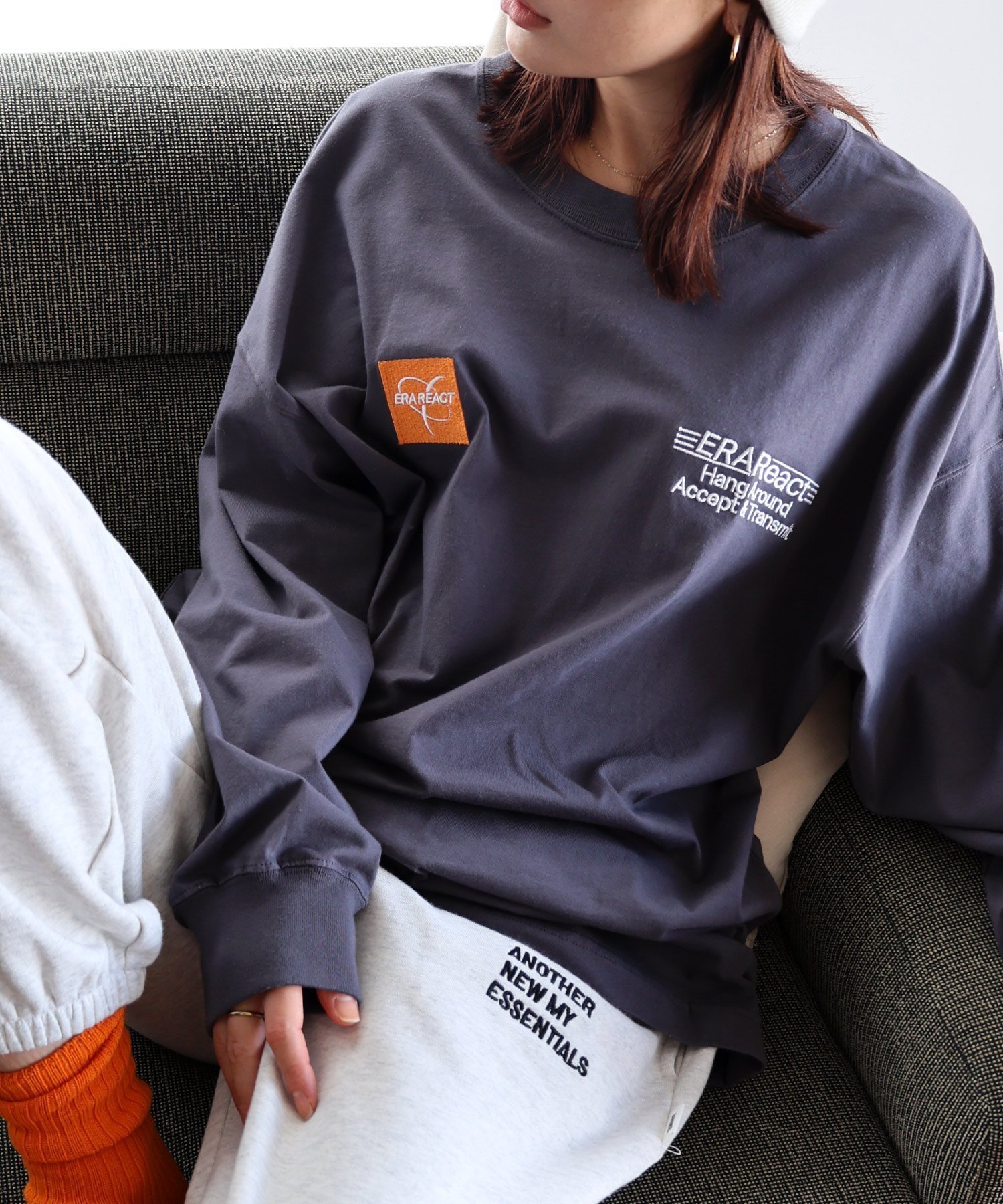 【アンドミー/andme】のERAReact エンブロイダリー ロゴ 長袖 Tシャツ ANME アンメ インテリア・キッズ・メンズ・レディースファッション・服の通販 founy(ファニー) 　ファッション　Fashion　レディースファッション　Fashion for Women　トップス・カットソー　Cut & Sew Tops　シャツ・ブラウス・オフィスカジュアル　Elegant Blouses & Button-Ups　ロングTシャツ・Tシャツ　Longline T-Shirts & Tees　エンブロイダリー　Embroidery Design　別注　Limited Edition, Custom Order　長袖　Long Sleeve, Full Sleeve　チャコールグレー|ID: prp329100004657732 ipo3291000000033836893