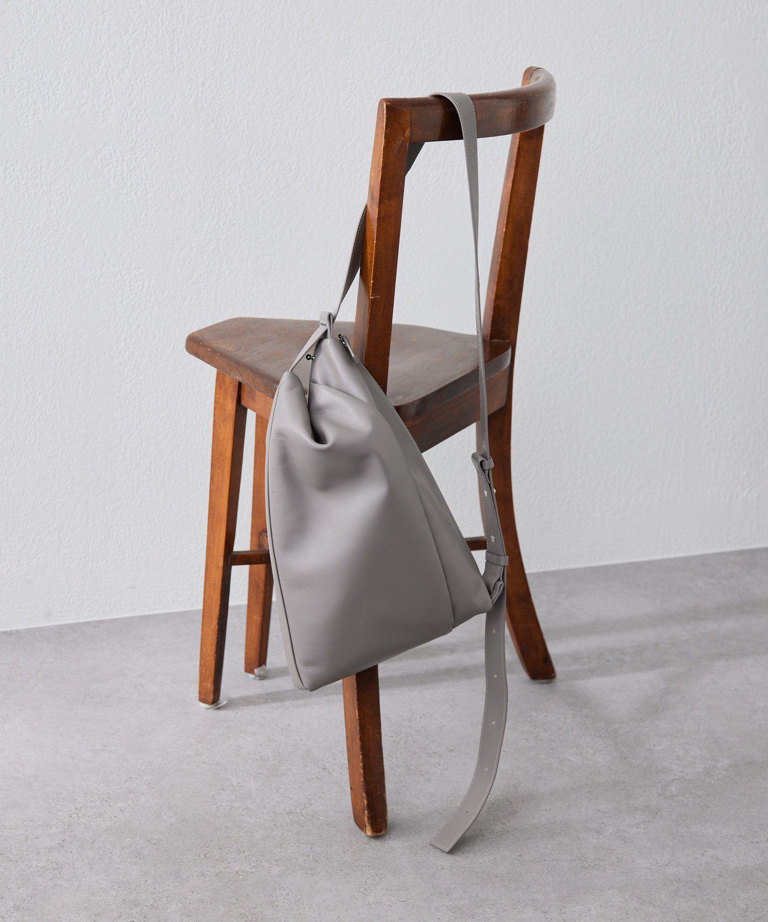 【イア パピヨネ/ear PAPILLONNER】の《本革》2WAYレザーショルダー インテリア・キッズ・メンズ・レディースファッション・服の通販 founy(ファニー) 　ファッション　Fashion　レディースファッション　Fashion for Women　ショルダー　Shoulder, Shoulder Strap　シンプル　Simple, Minimal　トレンド　Trend, Trending Now　フィット　Fit, Slim Fit　ベーシック　Basic, Essential　ポケット　Pocket, Pocket Detail　リュック　Backpack, Rucksack　エレガント 上品　Elegant　巾着　Drawstring Bag, Kinchaku　財布　Wallet, Purse　トープ|ID: prp329100004658005 ipo3291000000034609989