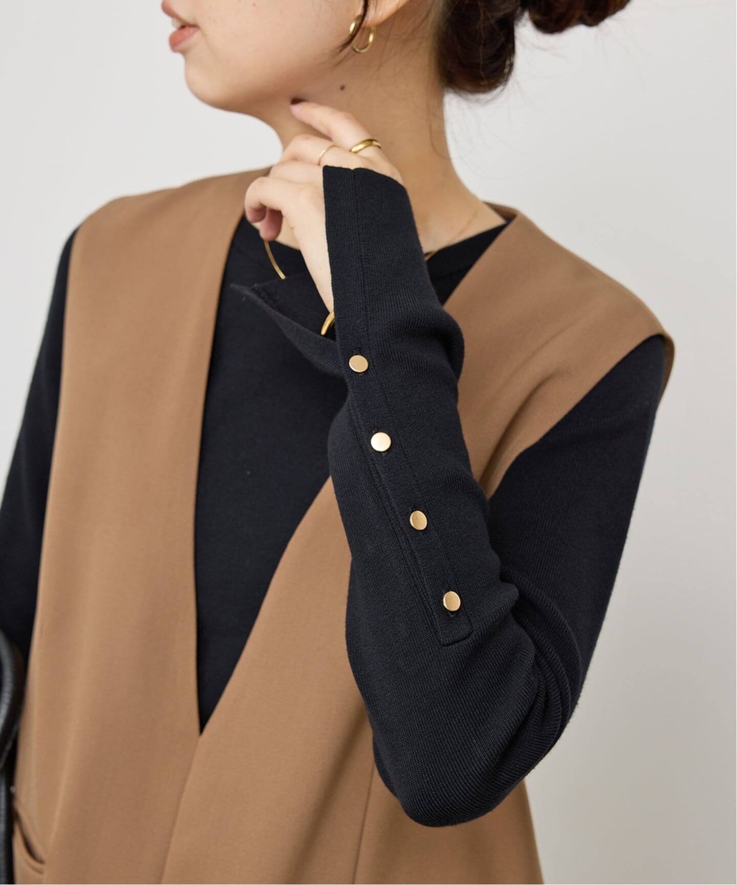 【スピック&スパン/Spick & Span】のスリーブメタルボタンニット インテリア・キッズ・メンズ・レディースファッション・服の通販 founy(ファニー) 　ファッション　Fashion　レディースファッション　Fashion for Women　トップス・カットソー　Cut & Sew Tops　ニット　Knit Tops & Sweaters　ストレッチ　Stretch, Stretchy Fabric　スリット　Slit, Slit Detail　エレガント 上品　Elegant　ブラック|ID: prp329100004658284 ipo3291000000033720000