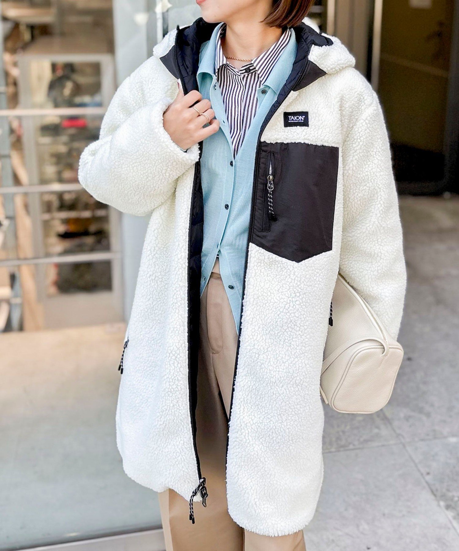 【ノーリーズ/NOLLEY'S】の【WEB限定】【TAION/タイオン】別注ボア×ダウンフードコート(リバーシブル) インテリア・キッズ・メンズ・レディースファッション・服の通販 founy(ファニー) 　ファッション　Fashion　レディースファッション　Fashion for Women　アウター　Coat / Outerwear Collection　コート・ロングコート・ピーコート　Long Coats, Peacoats & More　インナー　Innerwear　キルティング　Quilted, Quilting　ダウン　Down, Puffer　ダブル　Double, Double-Breasted　定番　Standard, Basic Item　人気　Popular, Best Seller　ポケット　Pocket, Pocket Detail　別注　Limited Edition, Custom Order　リバーシブル　Reversible, Two-Sided　ロング　Long, Long-Length　おすすめ　Recommended / Our Picks　2025年　2025　2025-2026秋冬・A/W　Autumn/Winter 2025–26 AW25–26　ホワイト系その他4|ID: prp329100004658331 ipo3291000000035596779