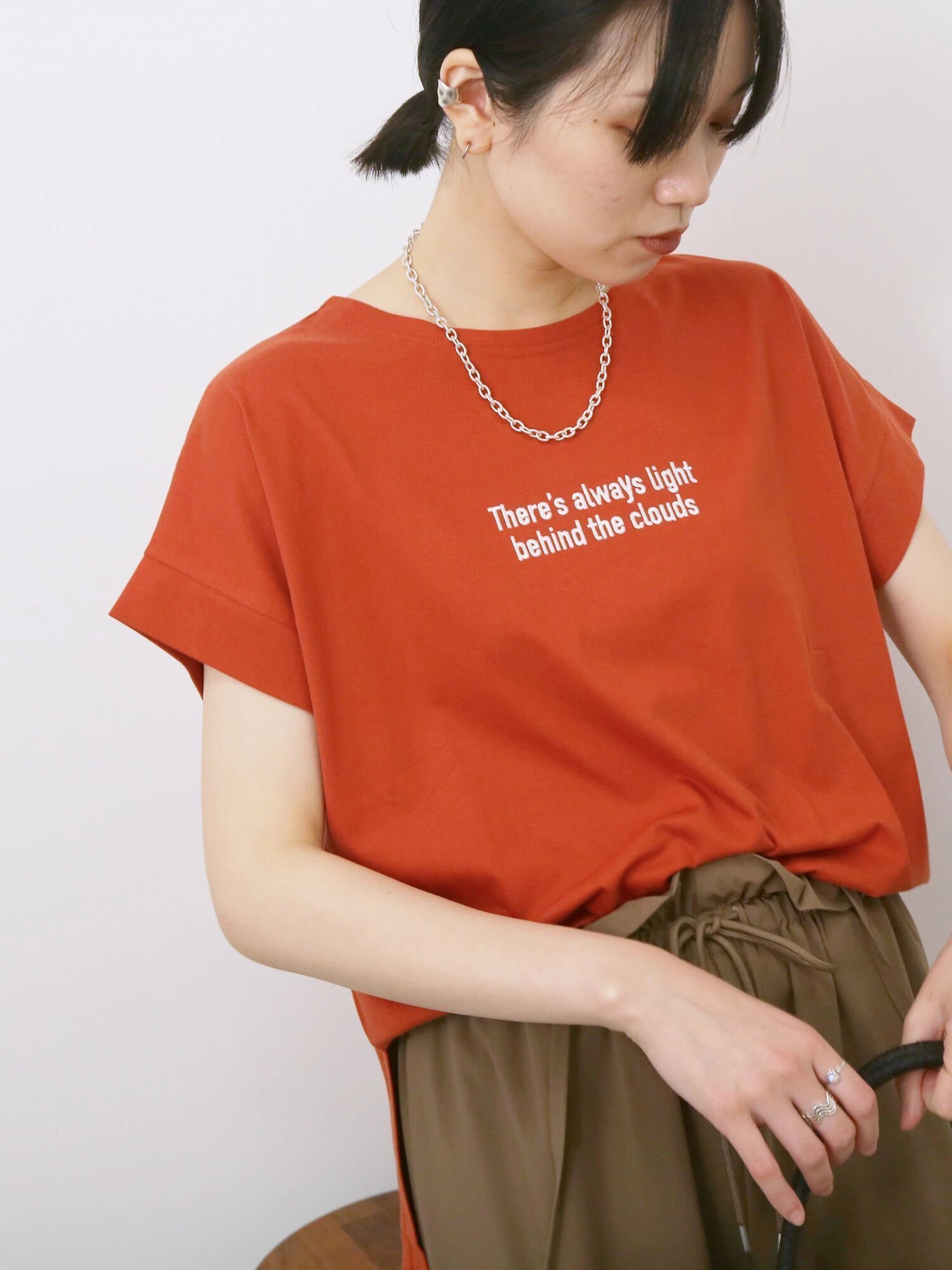 【サマンサモスモス/Samansa Mos2】のロゴ刺繍フレンチスリーブTシャツ インテリア・キッズ・メンズ・レディースファッション・服の通販 founy(ファニー) 　ファッション　Fashion　レディースファッション　Fashion for Women　トップス・カットソー　Cut & Sew Tops　シャツ・ブラウス・オフィスカジュアル　Elegant Blouses & Button-Ups　ロングTシャツ・Tシャツ　Longline T-Shirts & Tees　シンプル　Simple, Minimal　スリーブ　Sleeve, Long Sleeve / Short Sleeve　フレンチ　French, French Style　ワンポイント　One Point, Statement Accent　オレンジ|ID: prp329100004659555 ipo3291000000033901513