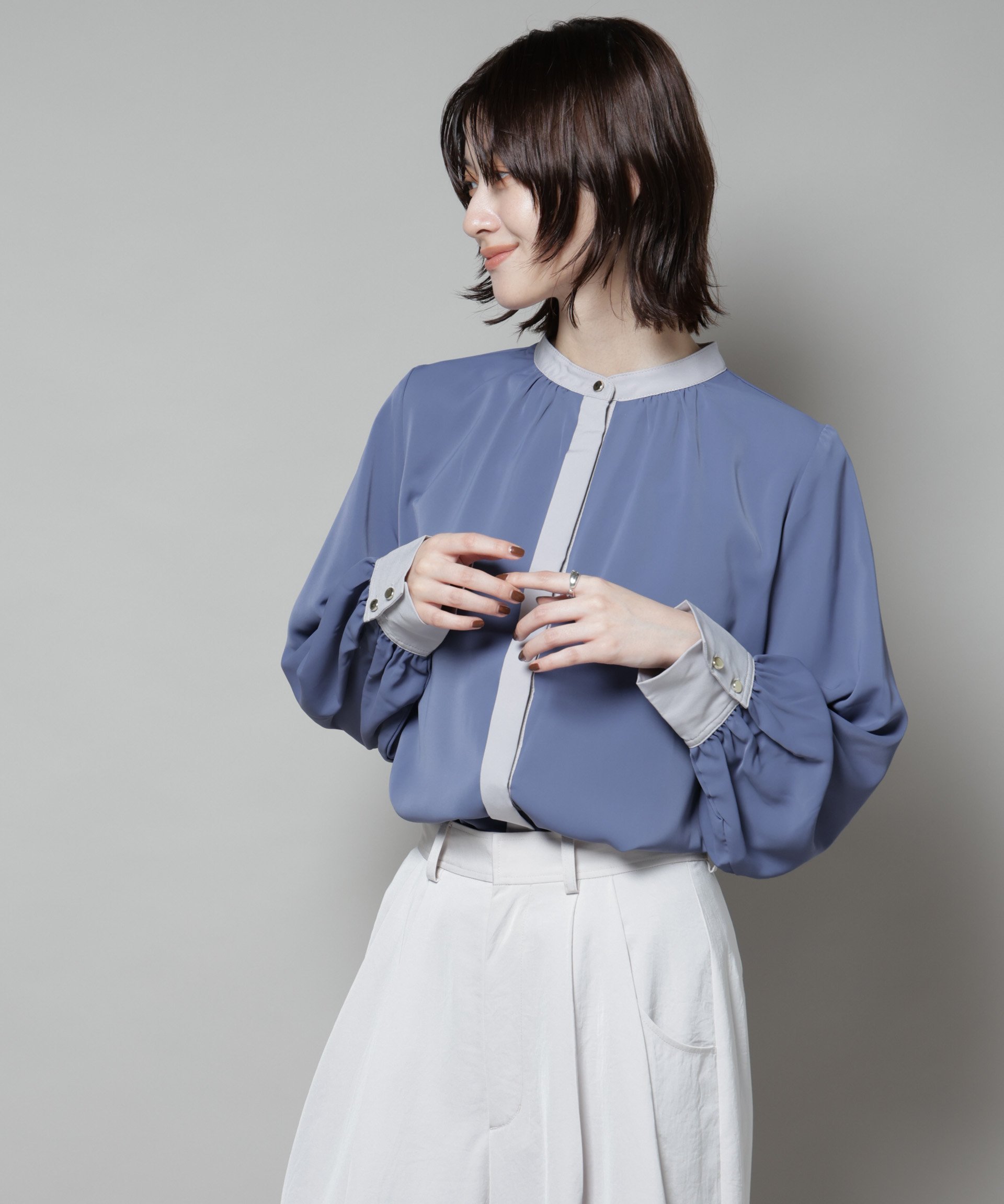 【ナノ ユニバース/nano universe】のバイカラーデザインブラウス インテリア・キッズ・メンズ・レディースファッション・服の通販 founy(ファニー) 　ファッション　Fashion　レディースファッション　Fashion for Women　トップス・カットソー　Cut & Sew Tops　シャツ・ブラウス・オフィスカジュアル　Elegant Blouses & Button-Ups　インナー　Innerwear　カフス　Cuff Design　カーディガン　Cardigan, Knitwear　ギャザー　Gathered, Ruffled　シンプル　Simple, Minimal　ジャケット　Jacket, Outerwear　スタンド　Stand Collar, Upright Stand　フロント　Front, Front Design　エレガント 上品　Elegant　2025年　2025　2025-2026秋冬・A/W　Autumn/Winter 2025–26 AW25–26　ブルー|ID: prp329100004661072 ipo3291000000033729504