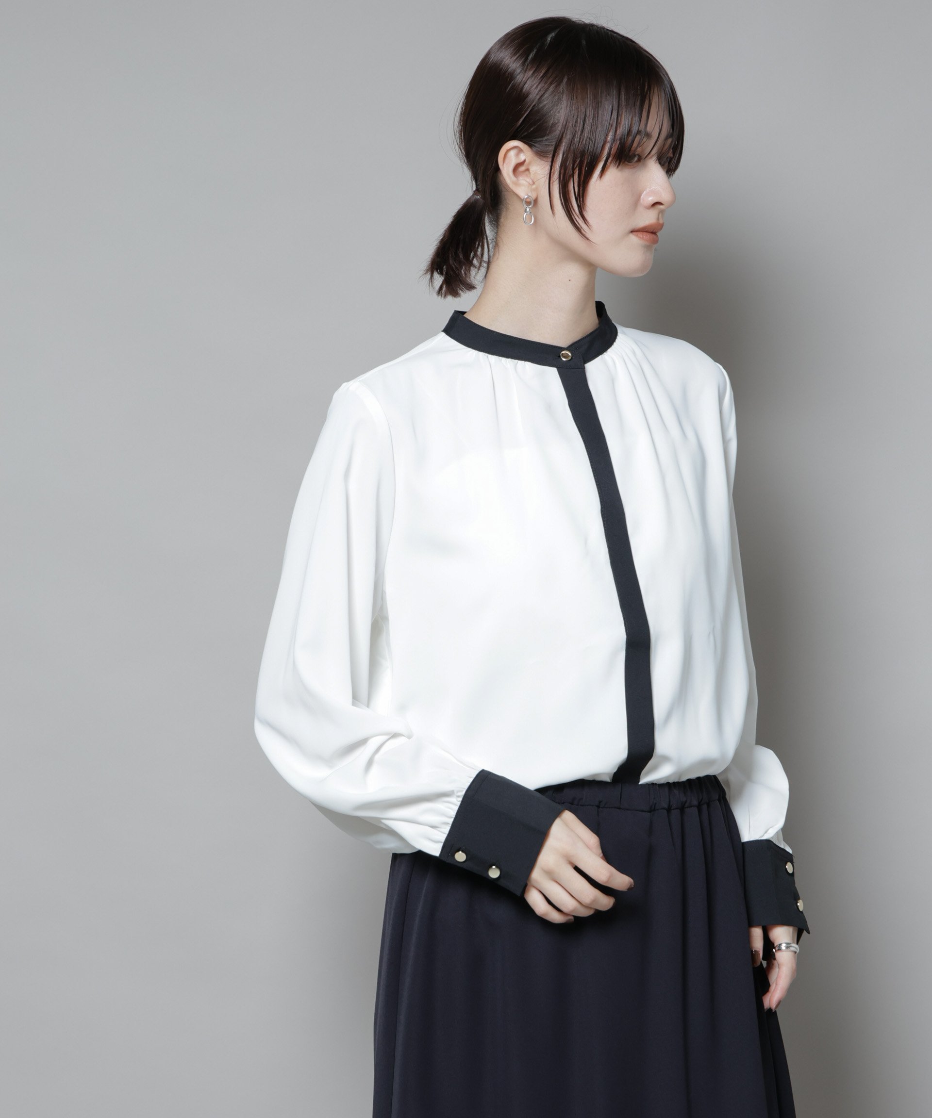 【ナノ ユニバース/nano universe】のバイカラーデザインブラウス インテリア・キッズ・メンズ・レディースファッション・服の通販 founy(ファニー) 　ファッション　Fashion　レディースファッション　Fashion for Women　トップス・カットソー　Cut & Sew Tops　シャツ・ブラウス・オフィスカジュアル　Elegant Blouses & Button-Ups　インナー　Innerwear　カフス　Cuff Design　カーディガン　Cardigan, Knitwear　ギャザー　Gathered, Ruffled　シンプル　Simple, Minimal　ジャケット　Jacket, Outerwear　スタンド　Stand Collar, Upright Stand　フロント　Front, Front Design　エレガント 上品　Elegant　2025年　2025　2025-2026秋冬・A/W　Autumn/Winter 2025–26 AW25–26　ホワイト|ID: prp329100004661072 ipo3291000000033729511