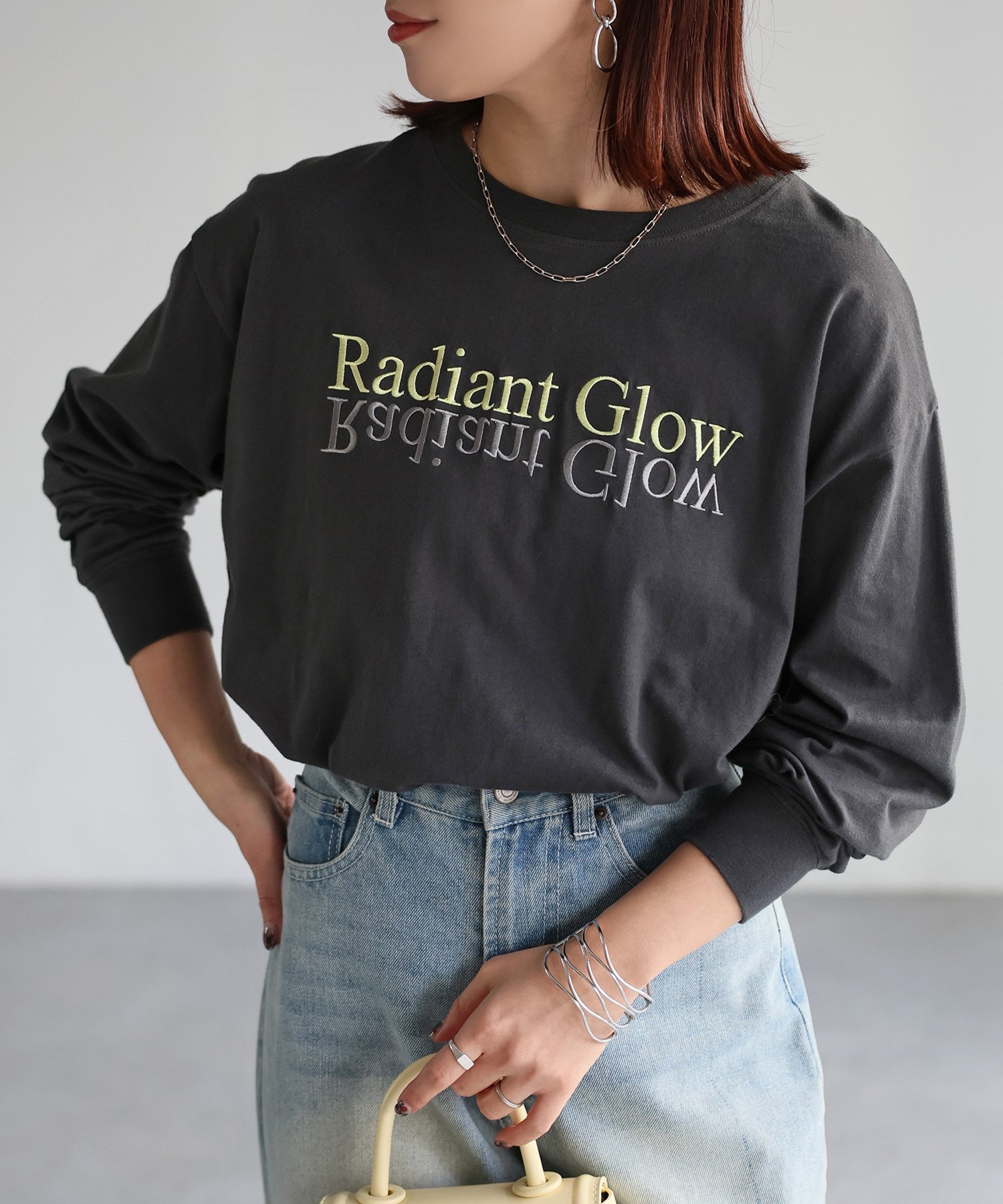 【リベリー/Riberry】の反転ロゴ刺繍ロンT/綿100%Tシャツ インテリア・キッズ・メンズ・レディースファッション・服の通販 founy(ファニー) 　ファッション　Fashion　レディースファッション　Fashion for Women　トップス・カットソー　Cut & Sew Tops　シャツ・ブラウス・オフィスカジュアル　Elegant Blouses & Button-Ups　ロングTシャツ・Tシャツ　Longline T-Shirts & Tees　インナー　Innerwear　カーゴパンツ　Cargo Pants, Utility Pants　ショルダー　Shoulder, Shoulder Strap　シンプル　Simple, Minimal　デニム　Denim, Jeans Material　ドロップ　Drop Shoulder, Dropped Style　定番　Standard, Basic Item　長袖　Long Sleeve, Full Sleeve　ミニスカート　Mini Skirt, Short Skirt　ルーズ　Loose, Oversized　冬　Winter / This Winter　おすすめ　Recommended / Our Picks　夏　Summer　チャコールグレー×イエロー|ID: prp329100004661402 ipo3291000000034631560