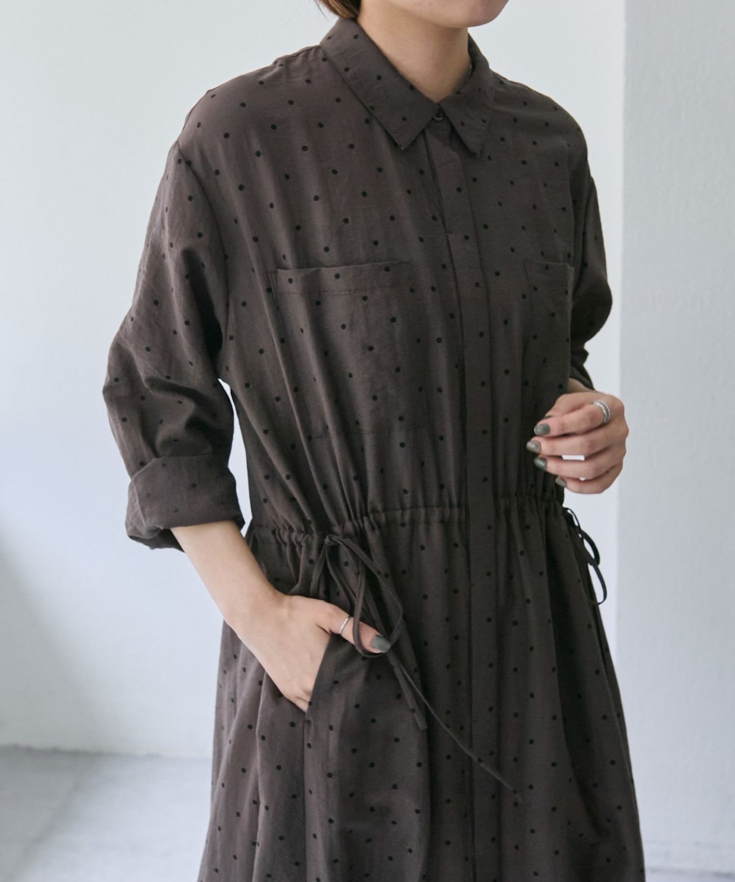 【イア パピヨネ/ear PAPILLONNER】のドロストシャツワンピース【SUM1 STYLE(スミスタイル)】 インテリア・キッズ・メンズ・レディースファッション・服の通販 founy(ファニー) 　ファッション　Fashion　レディースファッション　Fashion for Women　ワンピース　Dresses　シャツワンピース / 1枚で着映えコーデ　Shirt Dresses　ベーシック　Basic, Essential　ポケット　Pocket, Pocket Detail　羽織　Haori, Light Jacket　ブラウン|ID: prp329100004661981 ipo3291000000033733039