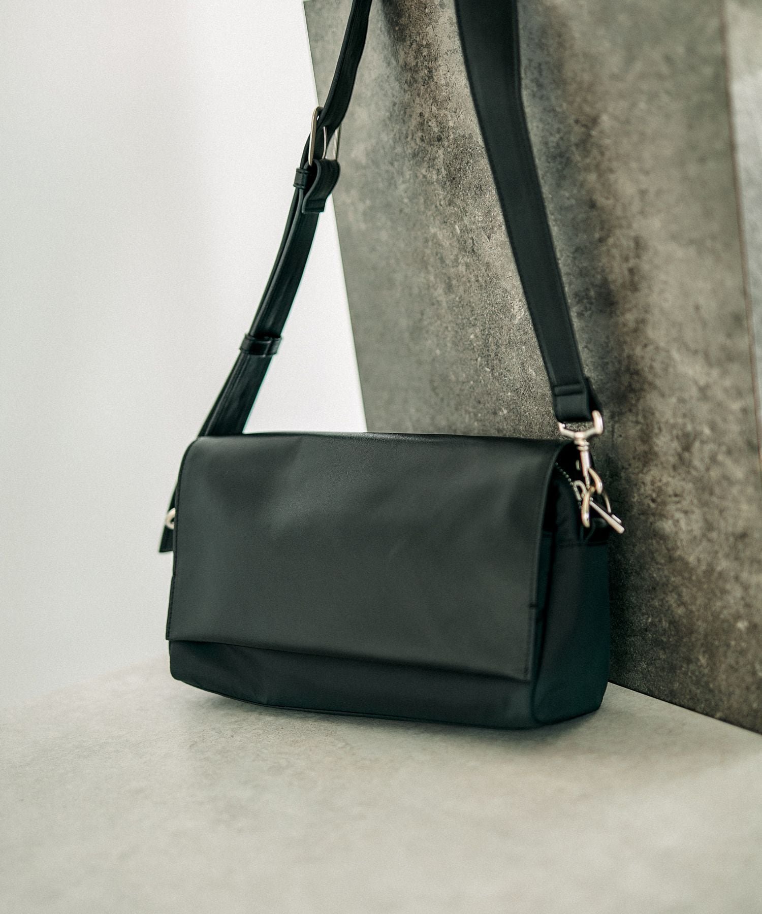 【レプシィム ローリーズファーム/LEPSIM LOWRYS FARM】の【500mlペットボトルも入る】フラップボディバッグ インテリア・キッズ・メンズ・レディースファッション・服の通販 founy(ファニー) 　ファッション　Fashion　レディースファッション　Fashion for Women　バッグ　Bags　コンパクト　Compact, Small Size　ジャケット　Jacket, Outerwear　フィット　Fit, Slim Fit　フェイクレザー　Faux Leather, PU Leather　フラップ　Flap, Flap Pocket　マニッシュ　Mannish, Boyish　フェイクレザー×ナイロン10|ID: prp329100004662353 ipo3291000000036088523