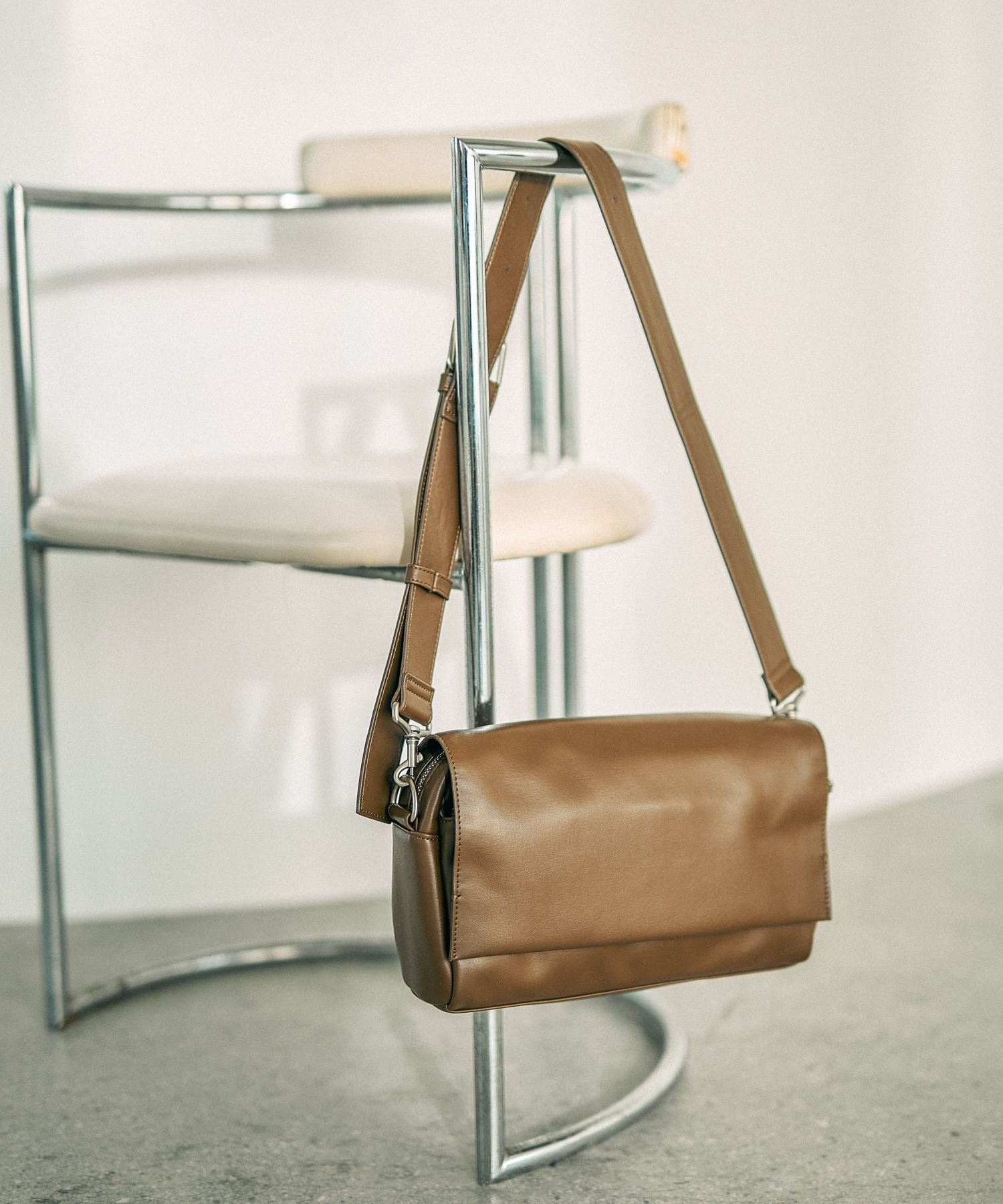 【レプシィム ローリーズファーム/LEPSIM LOWRYS FARM】の【500mlペットボトルも入る】フラップボディバッグ インテリア・キッズ・メンズ・レディースファッション・服の通販 founy(ファニー) 　ファッション　Fashion　レディースファッション　Fashion for Women　バッグ　Bags　コンパクト　Compact, Small Size　ジャケット　Jacket, Outerwear　フィット　Fit, Slim Fit　フェイクレザー　Faux Leather, PU Leather　フラップ　Flap, Flap Pocket　マニッシュ　Mannish, Boyish　ブラウン55|ID: prp329100004662353 ipo3291000000036088539