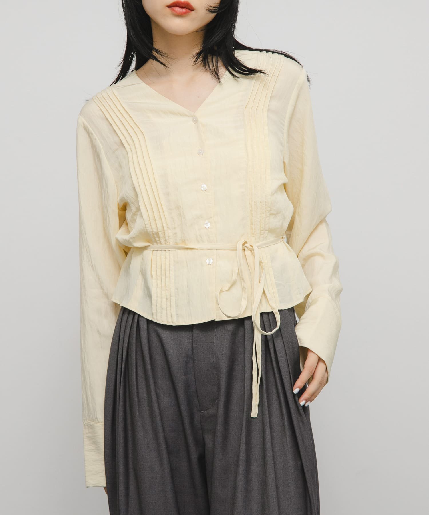 【ケービーエフ/KBF / URBAN RESEARCH】のピンタックVネックブラウス 人気、トレンドファッション・服の通販 founy(ファニー) 　ファッション　Fashion　レディースファッション　Fashion for Women　トップス・カットソー　Cut & Sew Tops　シャツ・ブラウス・オフィスカジュアル　Elegant Blouses & Button-Ups　Vネックトップス　V-Neck Tops / V-Cut Neckline Shirts　2025年　2025　2025-2026秋冬・A/W　Autumn/Winter 2025–26 AW25–26　冬　Winter / This Winter　おすすめ　Recommended / Our Picks　スラックス　Slacks, Dress Pants　デコルテ　Décolleté, Neckline　レース　Lace, Lace Fabric　A/W・秋冬　Autumn/Winter　 other-1|ID: prp329100004662564 ipo3291000000033735405