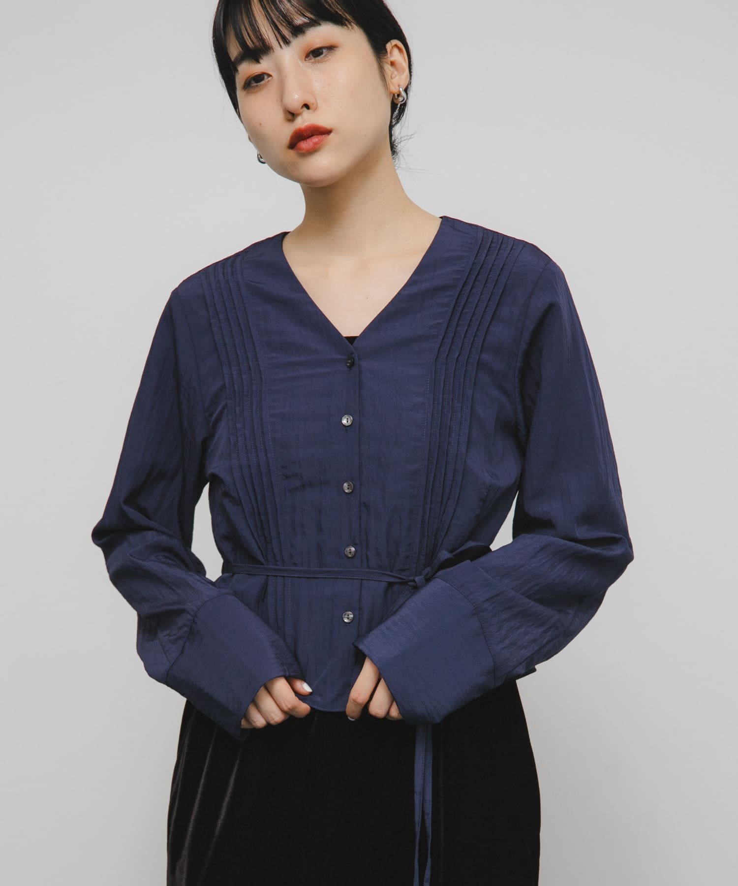 【ケービーエフ/KBF / URBAN RESEARCH】のピンタックVネックブラウス インテリア・キッズ・メンズ・レディースファッション・服の通販 founy(ファニー) 　ファッション　Fashion　レディースファッション　Fashion for Women　トップス・カットソー　Cut & Sew Tops　シャツ・ブラウス・オフィスカジュアル　Elegant Blouses & Button-Ups　Vネックトップス　V-Neck Tops / V-Cut Neckline Shirts　2025年　2025　2025-2026秋冬・A/W　Autumn/Winter 2025–26 AW25–26　冬　Winter / This Winter　おすすめ　Recommended / Our Picks　スラックス　Slacks, Dress Pants　デコルテ　Décolleté, Neckline　レース　Lace, Lace Fabric　A/W・秋冬　Autumn/Winter　NAVY|ID: prp329100004662564 ipo3291000000033735409
