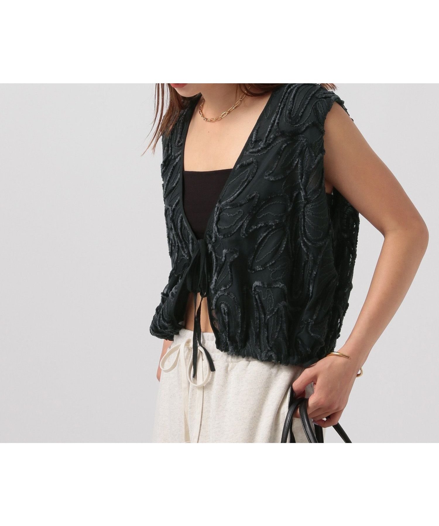 【ベイフロー/BAYFLOW】の秋口まで着られる モールレースベスト インテリア・キッズ・メンズ・レディースファッション・服の通販 founy(ファニー) 　ファッション　Fashion　レディースファッション　Fashion for Women　アウター　Coat / Outerwear Collection　トップス・カットソー　Cut & Sew Tops　ベスト&ジレ / 重ね着スタイル　Vests & Gilets　おすすめ　Recommended / Our Picks　キャミソール　Camisole, Spaghetti Strap Top　タンク　Tank Top, Sleeveless Top　チュール　Tulip, Tulip Motif　フロント　Front, Front Design　ベスト　Vest, Waistcoat　リボン　Ribbon, Bow　レース　Lace, Lace Fabric　秋　Autumn　ブラック19|ID: prp329100004662660 ipo3291000000033914970