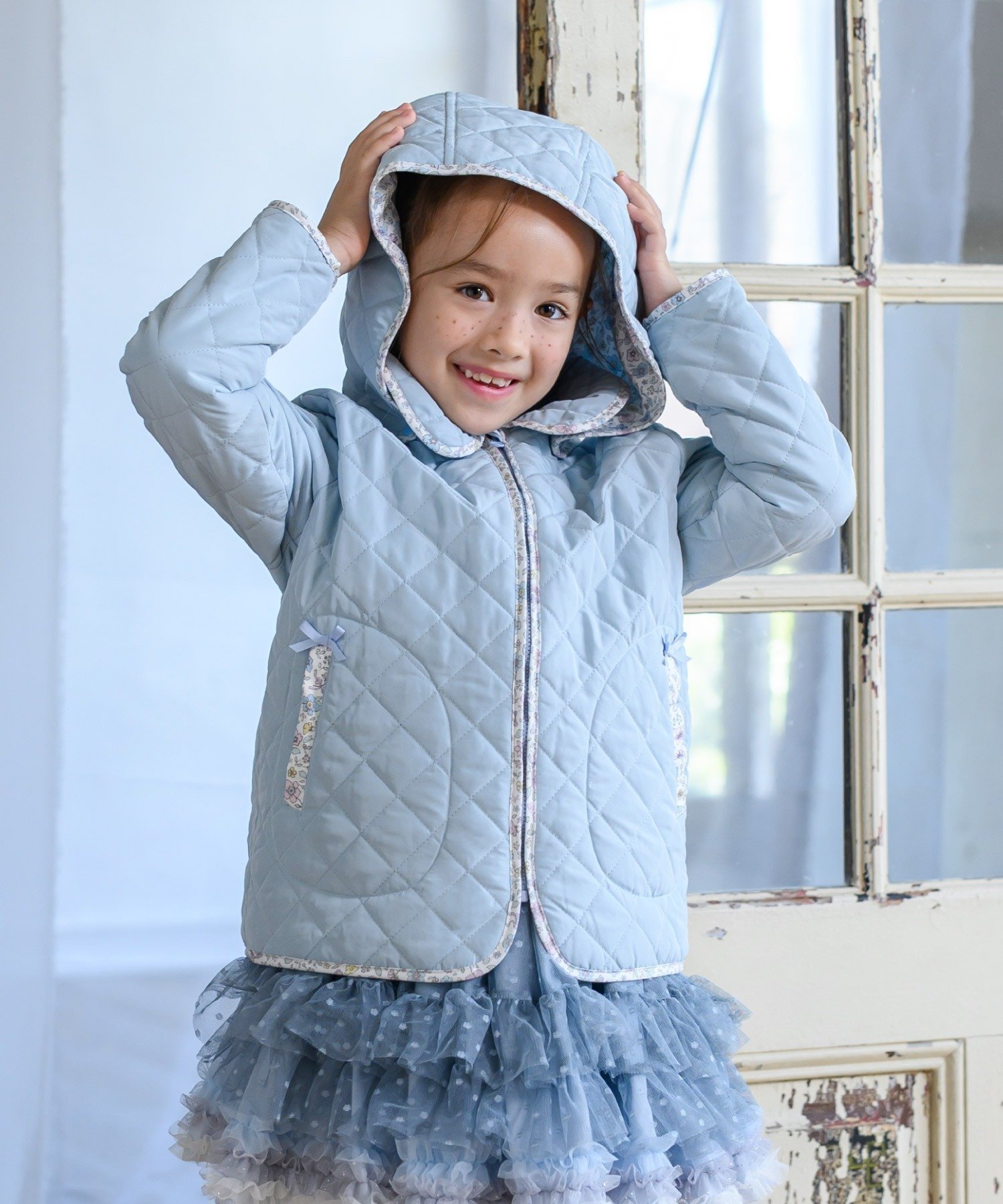 【パンパンテュテュ/panpantutu / KIDS】の2wayフラワーキルトショートコート インテリア・キッズ・メンズ・レディースファッション・服の通販 founy(ファニー) 　ファッション　Fashion　キッズファッション　Fashion for Kids　アウター　Coat Outerwear /Kids　ガーリー　Girly, Feminine Style　キルト　Quilt, Quilted Fabric　ショート　Short, Short Length　ジャケット　Jacket, Outerwear　スリット　Slit, Slit Detail　パイピング　Piping, Trim Design　フラワー　Flower, Floral　ポケット　Pocket, Pocket Detail　エレガント 上品　Elegant　A/W・秋冬　Autumn/Winter　軽量　Lightweight, Ultra Light　エンジェルブルー|ID: prp329100004662718 ipo3291000000034119407