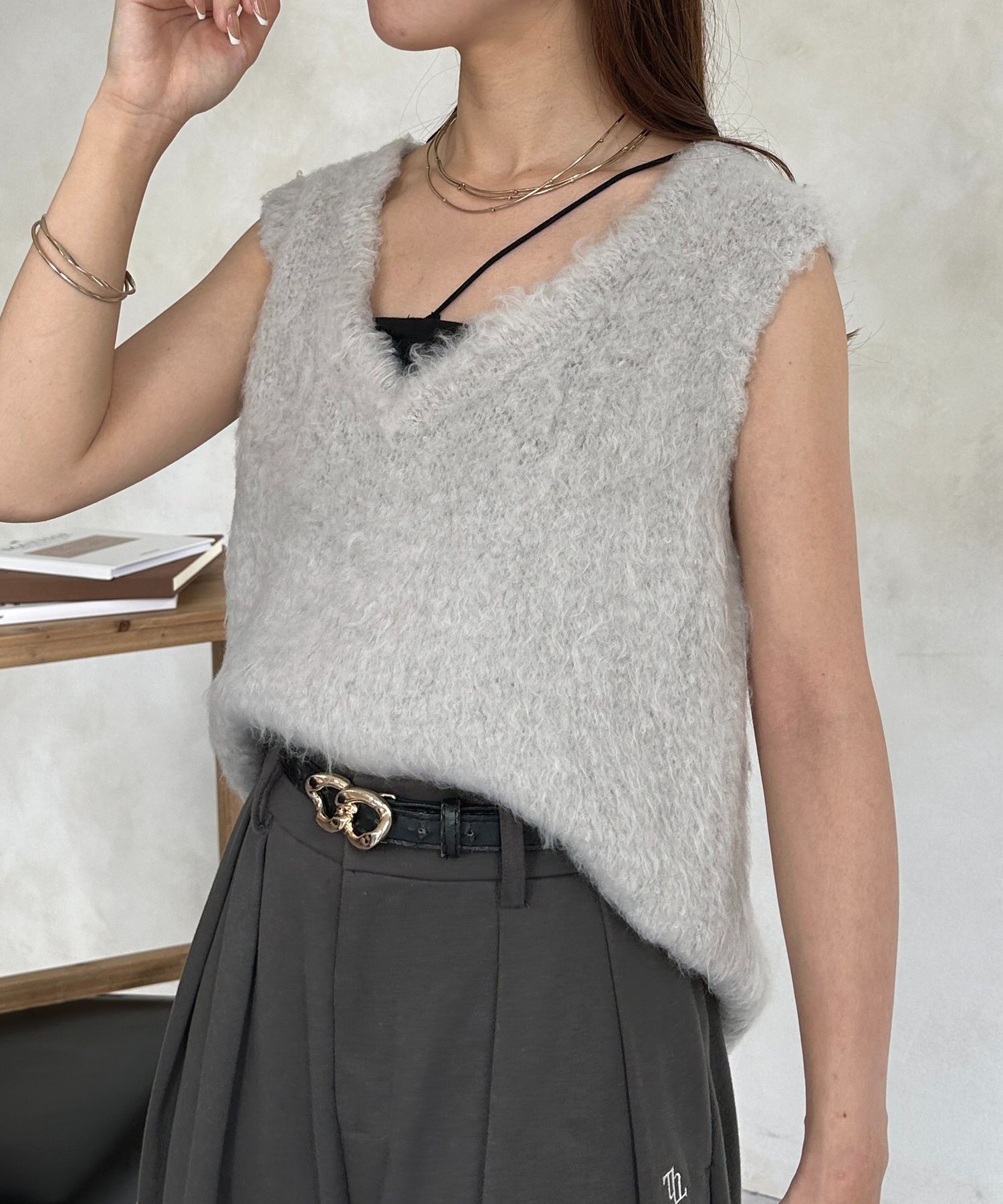 【ゼヴォン/Thevon】のシャギーVネックベスト インテリア・キッズ・メンズ・レディースファッション・服の通販 founy(ファニー) 　ファッション　Fashion　レディースファッション　Fashion for Women　アウター　Coat / Outerwear Collection　トップス・カットソー　Cut & Sew Tops　ベスト&ジレ / 重ね着スタイル　Vests & Gilets　Vネックトップス　V-Neck Tops / V-Cut Neckline Shirts　2025年　2025　2025-2026秋冬・A/W　Autumn/Winter 2025–26 AW25–26　カットソー　Cut and Sewn Top　スラックス　Slacks, Dress Pants　デニム　Denim, Jeans Material　トレンド　Trend, Trending Now　フレア　Flare, Flared　ベスト　Vest, Waistcoat　秋　Autumn　A/W・秋冬　Autumn/Winter　ライトグレー|ID: prp329100004663048 ipo3291000000033737261