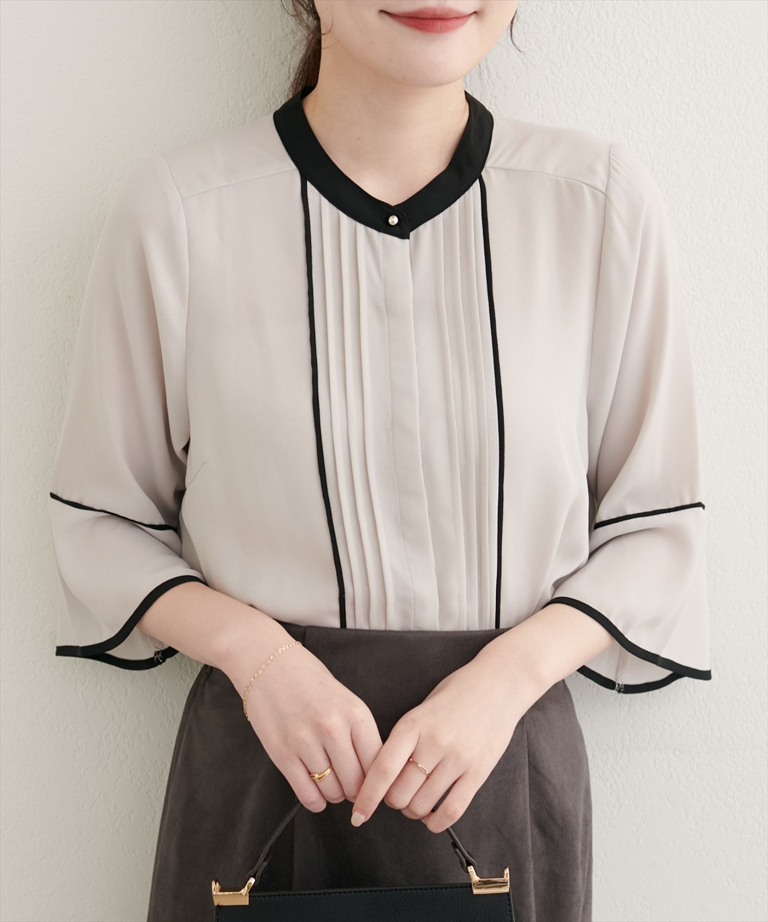 【ナチュラルクチュール/natural couture】の【WEB限定】ピンタックフレアカフス袖ブラウス インテリア・キッズ・メンズ・レディースファッション・服の通販 founy(ファニー) 　ファッション　Fashion　レディースファッション　Fashion for Women　トップス・カットソー　Cut & Sew Tops　シャツ・ブラウス・オフィスカジュアル　Elegant Blouses & Button-Ups　エレガント 上品　Elegant　カフス　Cuff Design　シューズ　Shoes, Footwear　ジャケット　Jacket, Outerwear　スニーカー　Sneakers, Trainers　タイトスカート　Pencil Skirt, Tight Skirt　ダウン　Down, Puffer　デニム　Denim, Jeans Material　定番　Standard, Basic Item　フェミニン　Feminine, Girly　フラット　Flat, Flat Shoes　フレア　Flare, Flared　フロント　Front, Front Design　リラックス　Relax, Relaxed Fit　ワイド　Wide, Wide Fit　2025年　2025　2025-2026秋冬・A/W　Autumn/Winter 2025–26 AW25–26　グレイッシュベージュ|ID: prp329100004663175 ipo3291000000033737744