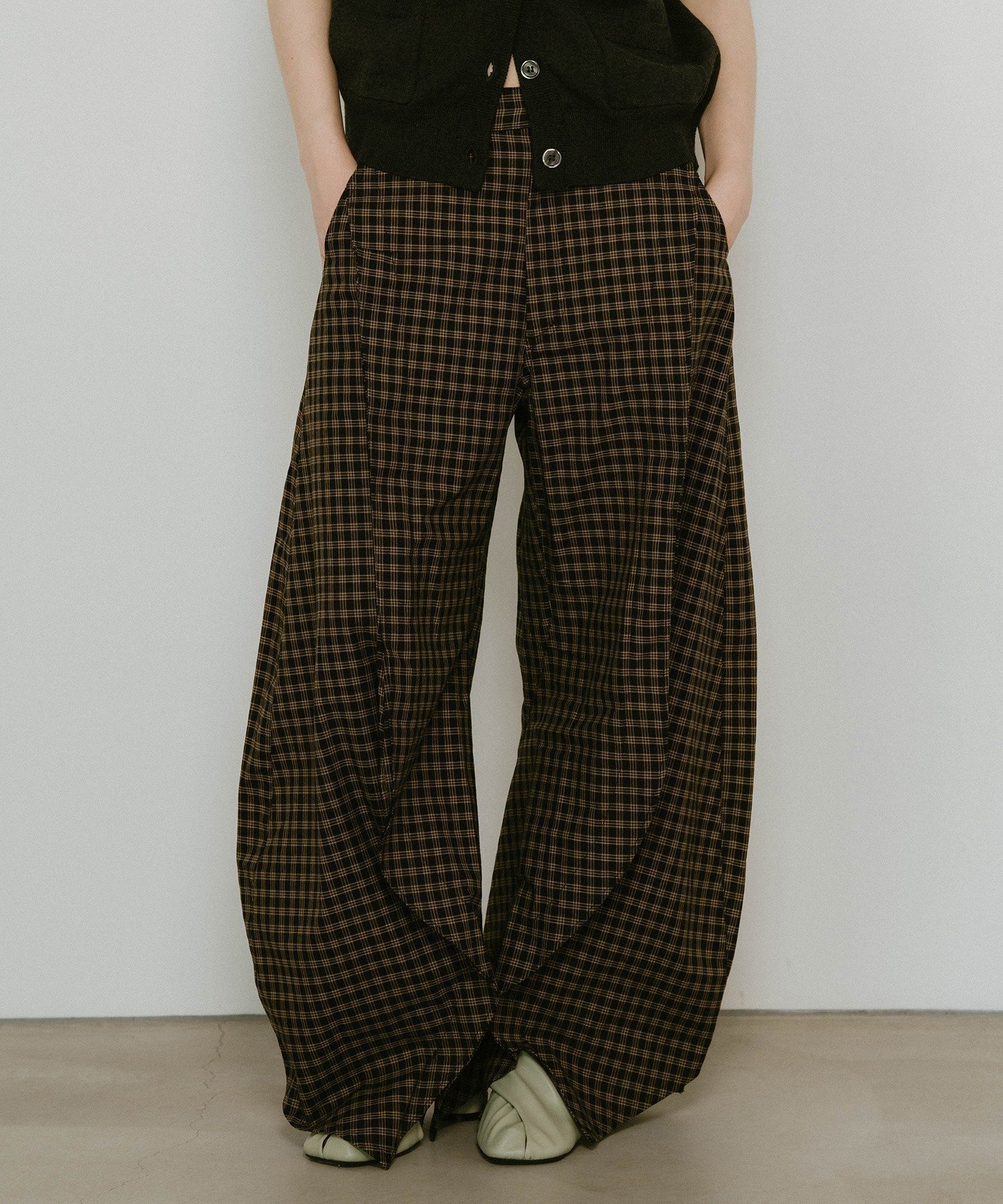 【カセットチャート/Cassette Chart】のKnuth Marf/slit deformed pant デザインパンツ インテリア・キッズ・メンズ・レディースファッション・服の通販 founy(ファニー) 　ファッション　Fashion　レディースファッション　Fashion for Women　パンツ　Pants & Trousers　アクセサリー　Fashion Accessories　クッション　Cushion, Throw Pillow　トレンド　Trend, Trending Now　ドレープ　Drape, Draping Fabric　フォルム　Silhouette, Form　再入荷　Restock / Back in Stock　BLK2|ID: prp329100004663477 ipo3291000000033738823