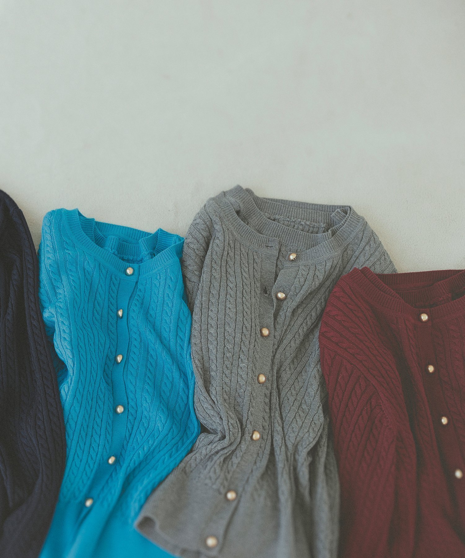 【ナチュラル ビューティー ベーシック/NATURAL BEAUTY BASIC】のCLASSY. お仕事名品Award 2025 「トップス賞」3シーズン無敵アンサンブル インテリア・キッズ・メンズ・レディースファッション・服の通販 founy(ファニー) 　雑誌掲載アイテム　Magazine Picks & Fashion Features　ファッション雑誌　Fashion Magazines　クラッシィ　CLASSY.　ファッション　Fashion　レディースファッション　Fashion for Women　トップス・カットソー　Cut & Sew Tops　アンサンブルニット　Knit Ensembles & Twin Sets　アンサンブル　Ensemble Set　インナー　Innerwear　カーディガン　Cardigan, Knitwear　12月号　December Issue　雑誌　Magazine, Fashion Magazine　デニム　Denim, Jeans Material　長袖　Long Sleeve, Full Sleeve　半袖　Short Sleeve, Half Sleeve　ロング　Long, Long-Length　ビジネス 仕事 通勤　Business / Work / Commuting　グレー|ID: prp329100004664290 ipo3291000000034844954