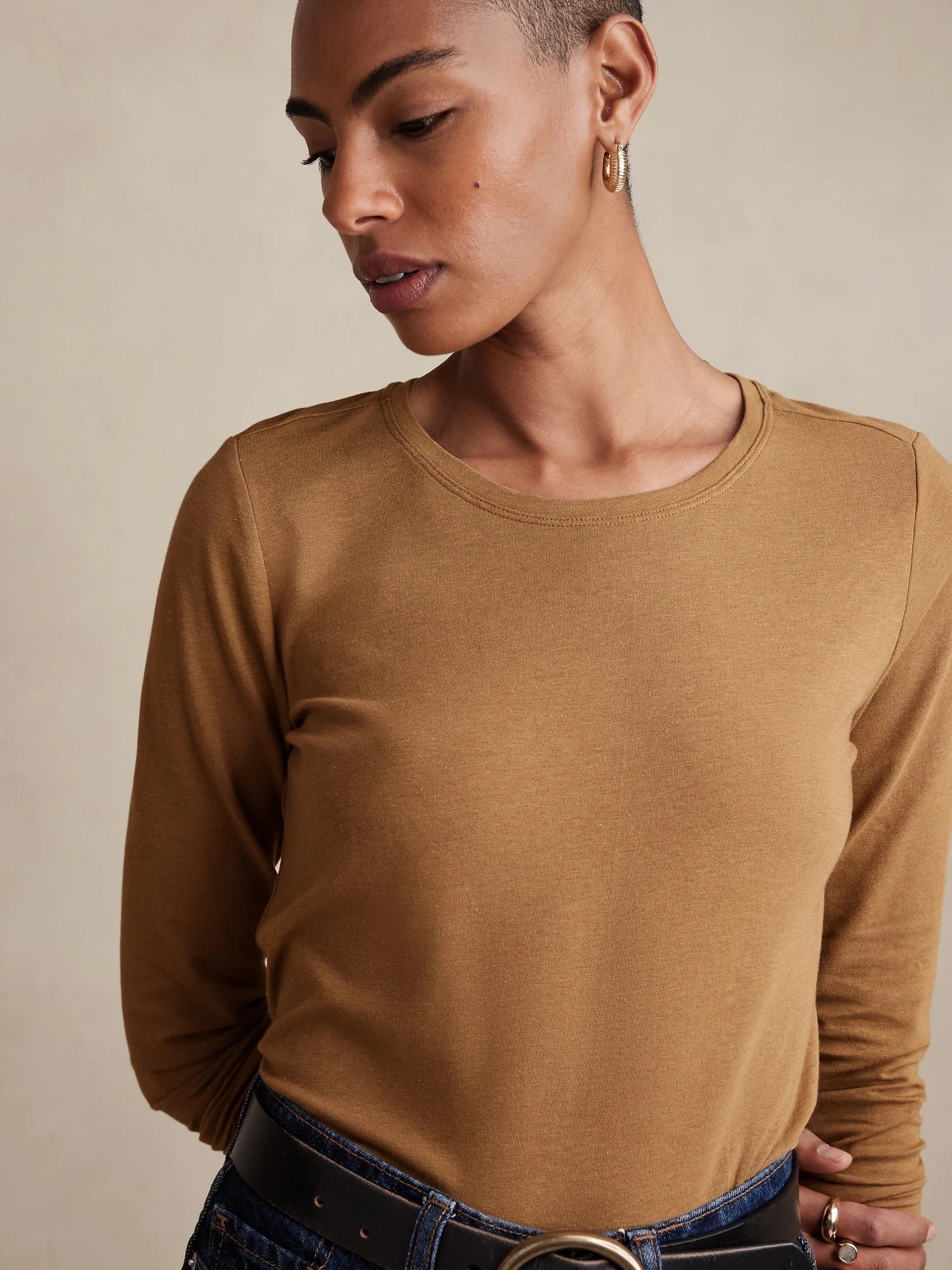 【バナナリパブリック ファクトリーストア/BANANA REPUBLIC FACTORY STORE】のBANANA REPUBLIC FACTORY STORE タイムレスクルーネックTシャツ インテリア・キッズ・メンズ・レディースファッション・服の通販 founy(ファニー) 　ファッション　Fashion　レディースファッション　Fashion for Women　トップス・カットソー　Cut & Sew Tops　シャツ・ブラウス・オフィスカジュアル　Elegant Blouses & Button-Ups　ロングTシャツ・Tシャツ　Longline T-Shirts & Tees　インナー　Innerwear　ロング　Long, Long-Length　羽織　Haori, Light Jacket　DARK_CAMEL|ID: prp329100004664412 ipo3291000000033836848