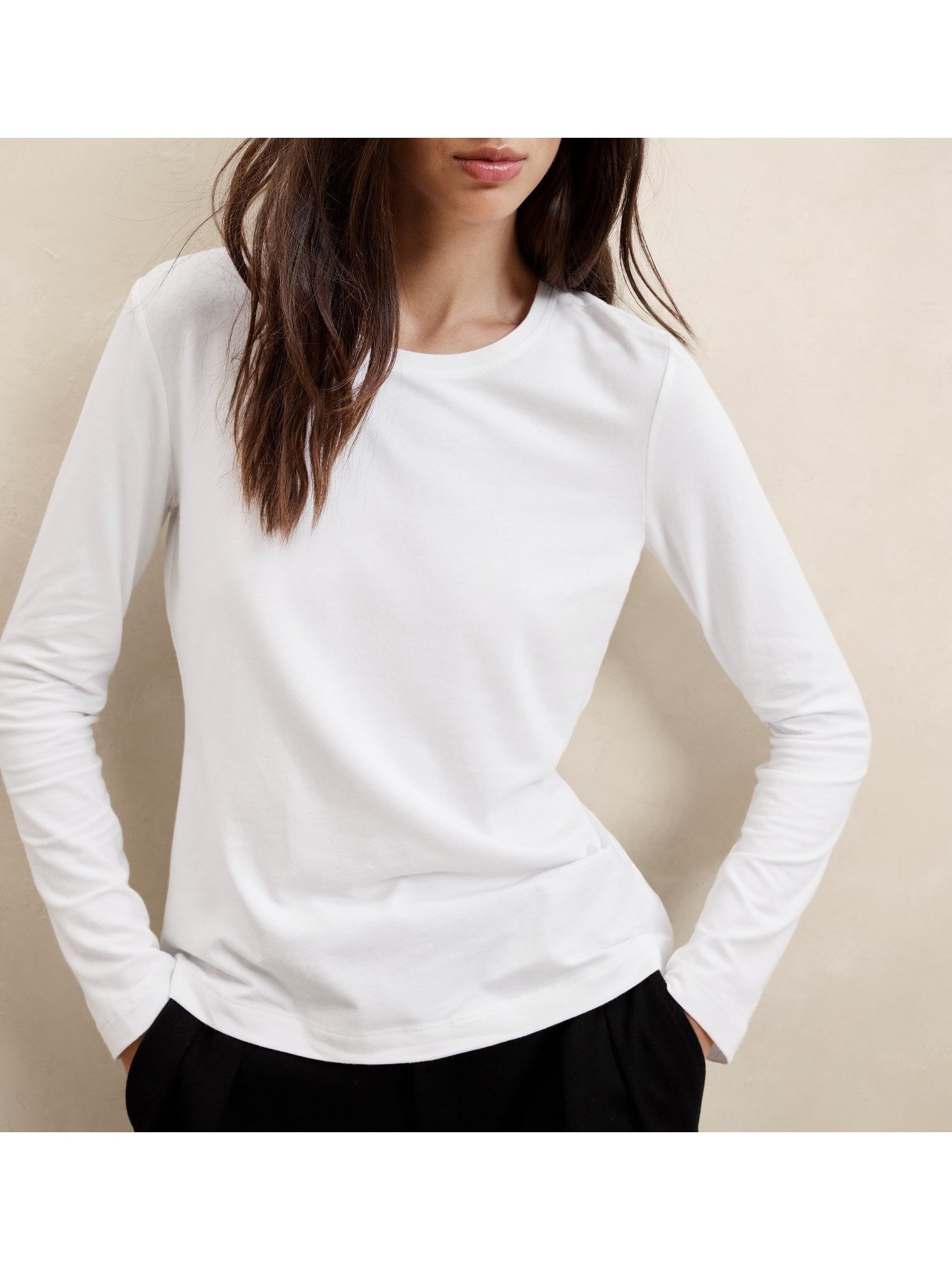 【バナナリパブリック ファクトリーストア/BANANA REPUBLIC FACTORY STORE】のBANANA REPUBLIC FACTORY STORE タイムレスクルーネックTシャツ インテリア・キッズ・メンズ・レディースファッション・服の通販 founy(ファニー) ファッション Fashion レディースファッション Fashion for Women トップス・カットソー Cut & Sew Tops シャツ・ブラウス・オフィスカジュアル Elegant Blouses & Button-Ups ロングTシャツ・Tシャツ Longline T-Shirts & Tees インナー Innerwear ロング Long, Long-Length 羽織 Haori, Light Jacket WHITE_500|ID: prp329100004664412 ipo3291000000034430764