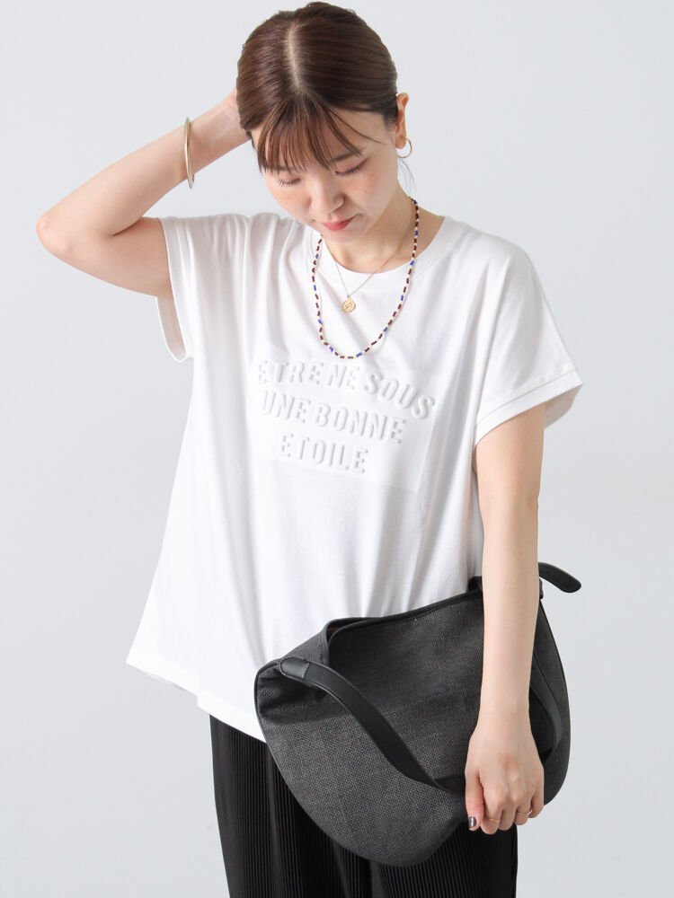 【テチチ/Te chichi】のエンボスロゴTシャツ インテリア・キッズ・メンズ・レディースファッション・服の通販 founy(ファニー) 　ファッション　Fashion　レディースファッション　Fashion for Women　トップス・カットソー　Cut & Sew Tops　シャツ・ブラウス・オフィスカジュアル　Elegant Blouses & Button-Ups　ロングTシャツ・Tシャツ　Longline T-Shirts & Tees　おすすめ　Recommended / Our Picks　フロント　Front, Front Design　オフホワイト|ID: prp329100004666151 ipo3291000000033749550