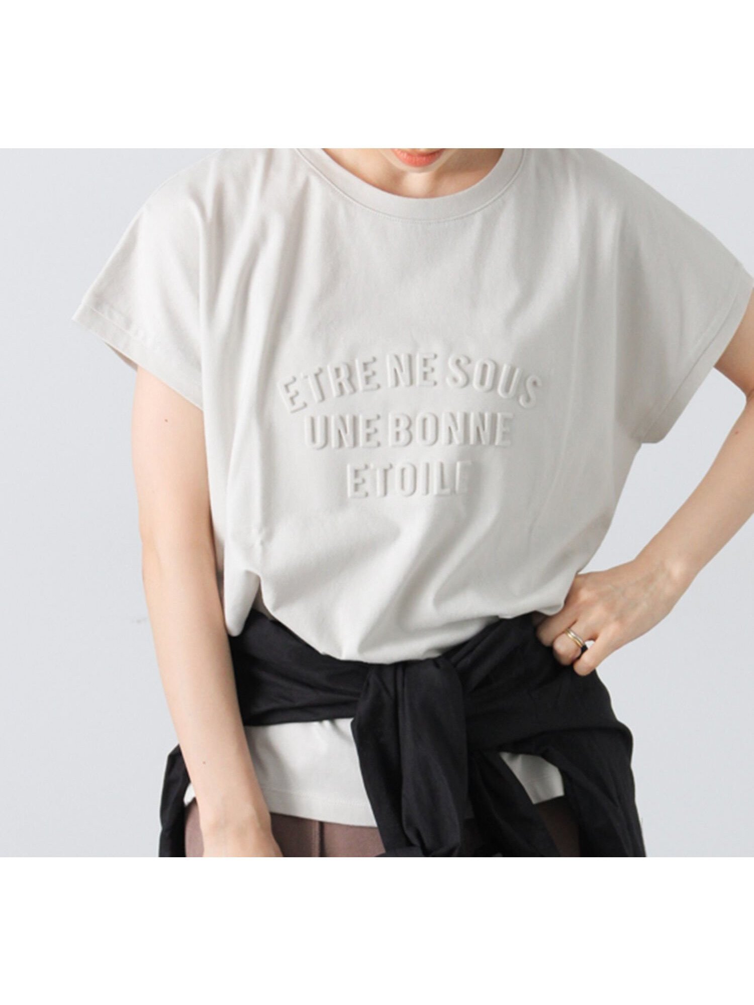 【テチチ/Te chichi】のエンボスロゴTシャツ インテリア・キッズ・メンズ・レディースファッション・服の通販 founy(ファニー) 　ファッション　Fashion　レディースファッション　Fashion for Women　トップス・カットソー　Cut & Sew Tops　シャツ・ブラウス・オフィスカジュアル　Elegant Blouses & Button-Ups　ロングTシャツ・Tシャツ　Longline T-Shirts & Tees　おすすめ　Recommended / Our Picks　フロント　Front, Front Design　グレー|ID: prp329100004666151 ipo3291000000033749554