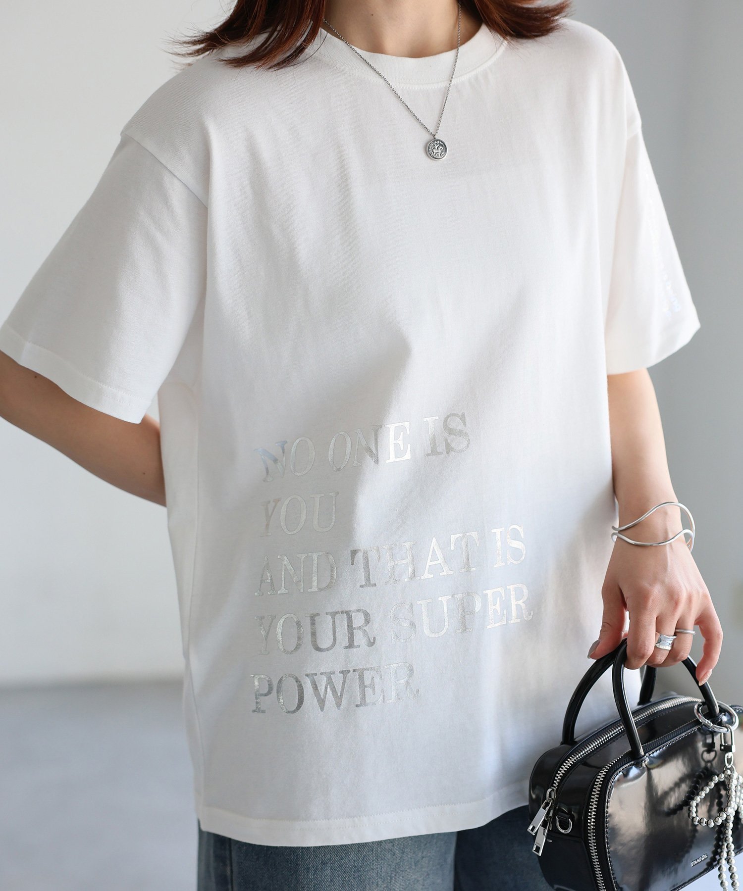 【リベリー/Riberry】の袖ロゴ半袖Tシャツ インテリア・キッズ・メンズ・レディースファッション・服の通販 founy(ファニー) 　ファッション　Fashion　レディースファッション　Fashion for Women　トップス・カットソー　Cut & Sew Tops　シャツ・ブラウス・オフィスカジュアル　Elegant Blouses & Button-Ups　ロングTシャツ・Tシャツ　Longline T-Shirts & Tees　インナー　Innerwear　カーゴパンツ　Cargo Pants, Utility Pants　カーディガン　Cardigan, Knitwear　キャミワンピース　Cami Dress, Slip Dress　シンプル　Simple, Minimal　チュニック　Tunic, Long Top　ティアードスカート　Tiered Skirt, Flounced Skirt　デニム　Denim, Jeans Material　トレンド　Trend, Trending Now　フロント　Front, Front Design　プリント　Print, Printed Pattern　半袖　Short Sleeve, Half Sleeve　レギュラー　Regular, Standard Fit　ロング　Long, Long-Length　おすすめ　Recommended / Our Picks　夏　Summer　ホワイト×シルバー|ID: prp329100004666168 ipo3291000000033749620